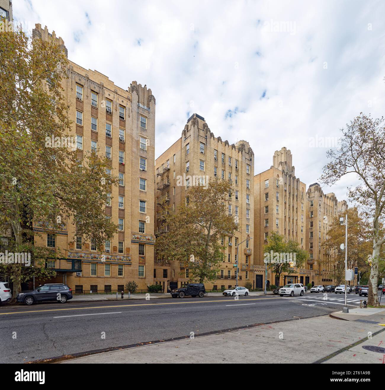 Horace Ginsberg et Marvin Fine ont conçu Park Plaza Apartments, un développement Art déco emblématique dans le Bronx, avec de somptueuses terres cuites polychromes. Banque D'Images