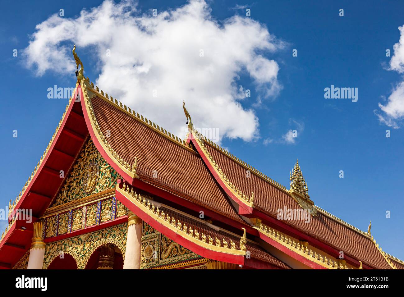Wat ONG teu, toit du sanctuaire principal (hall principal), et cour, Vientiane, Laos, Asie du Sud-est, Asie Banque D'Images