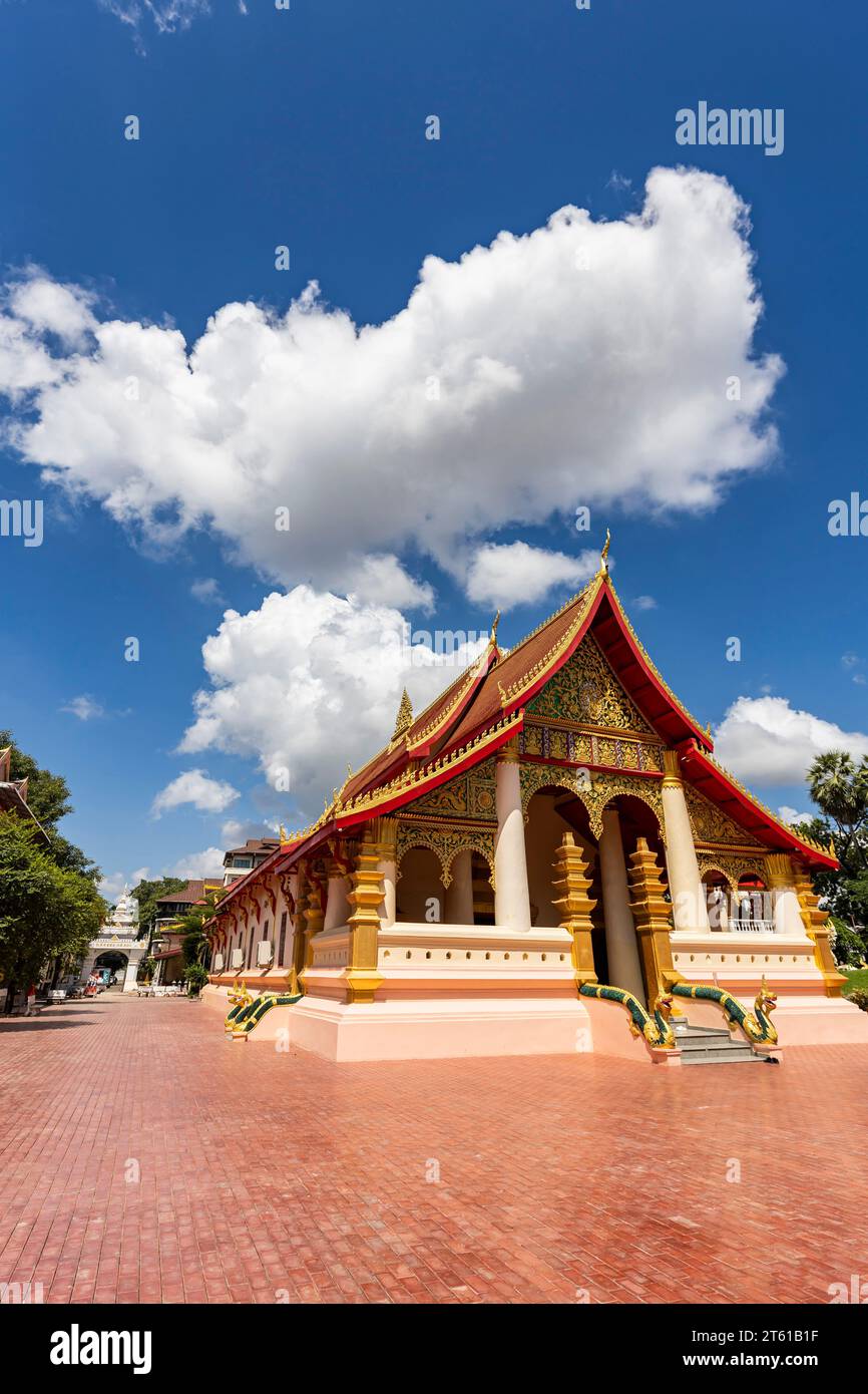 Wat ONG teu, extérieur du sanctuaire principal (hall principal), et cour, Vientiane, Laos, Asie du Sud-est, Asie Banque D'Images
