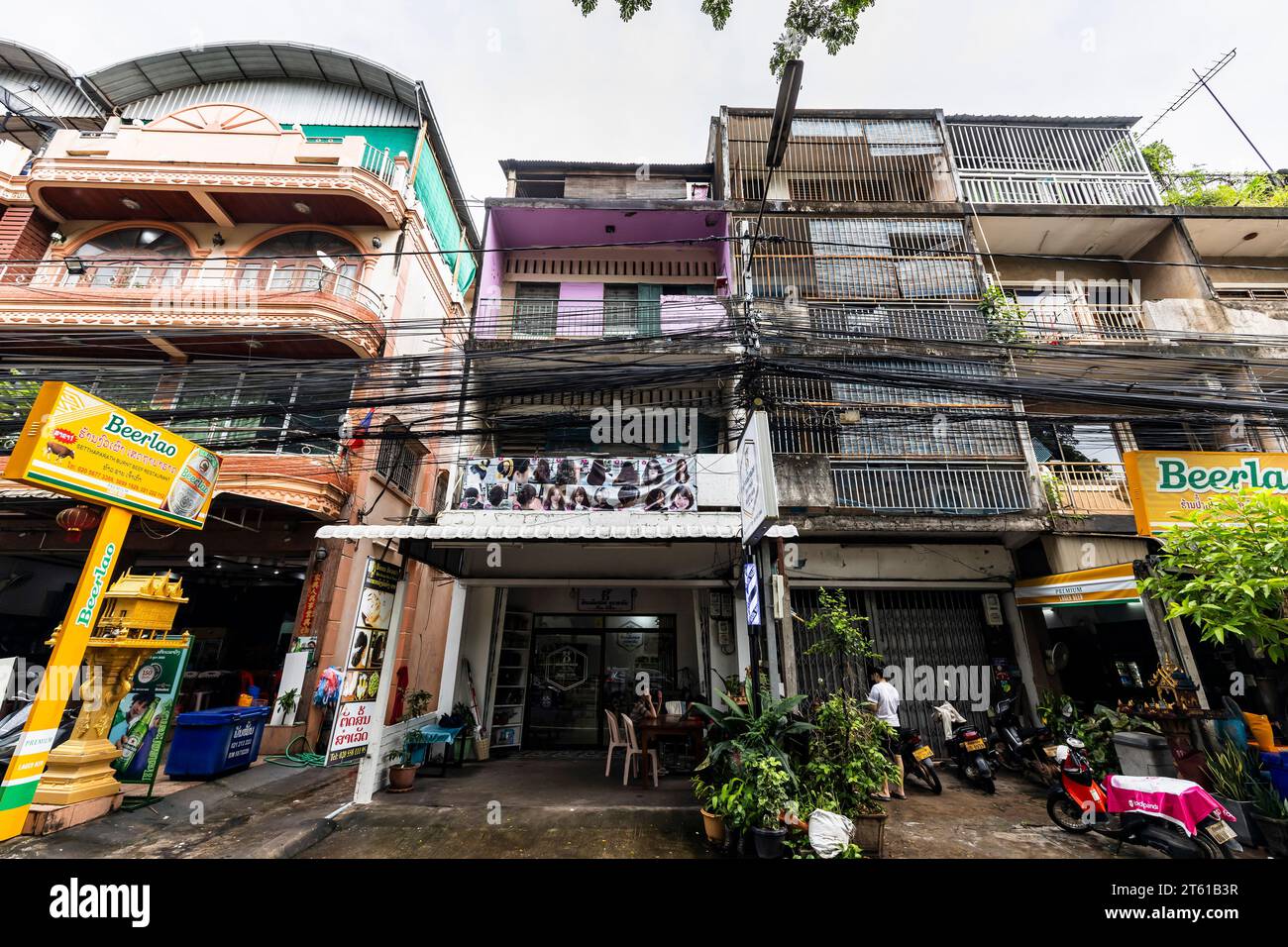 Buyings et maisons, rue du centre ville, Vientiane, Laos, Asie du Sud-est, Asie Banque D'Images