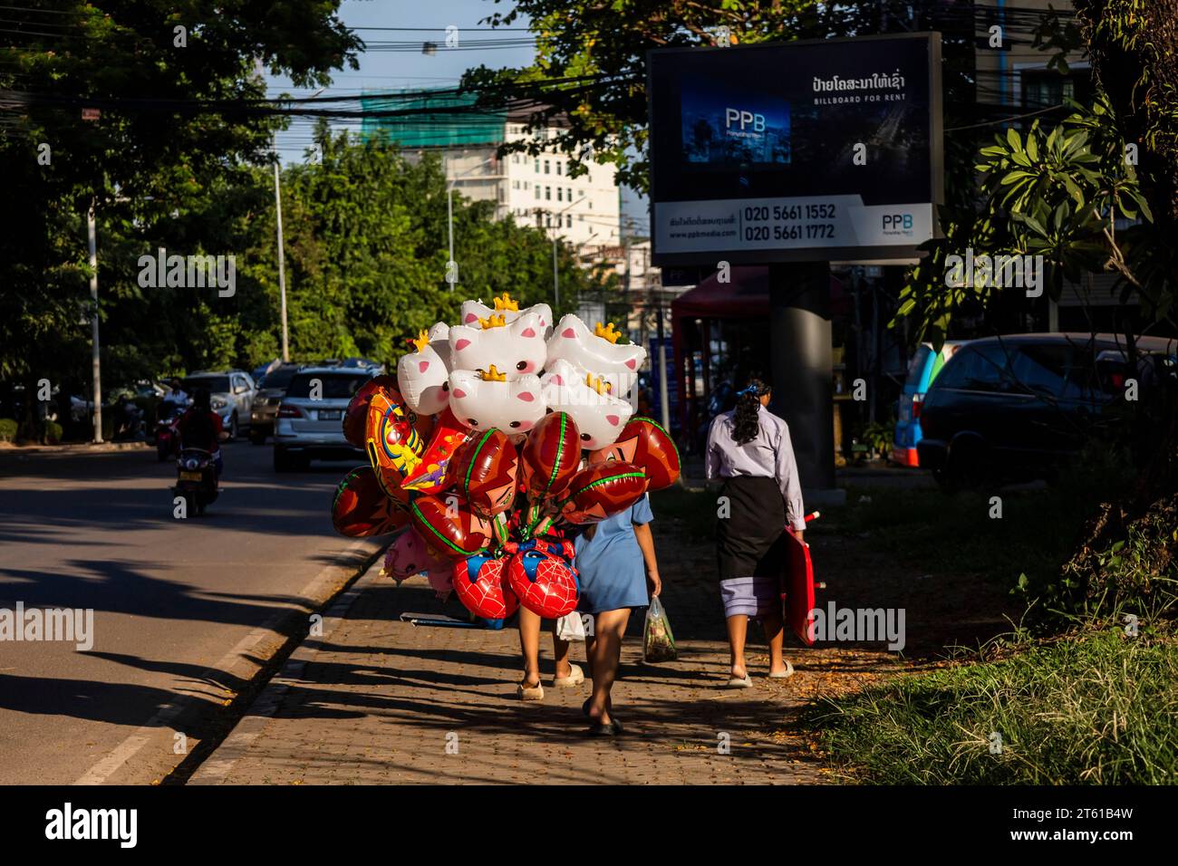 Ballon et filles, rue du centre ville, Vientiane, Laos, Asie du Sud-est, Asie Banque D'Images