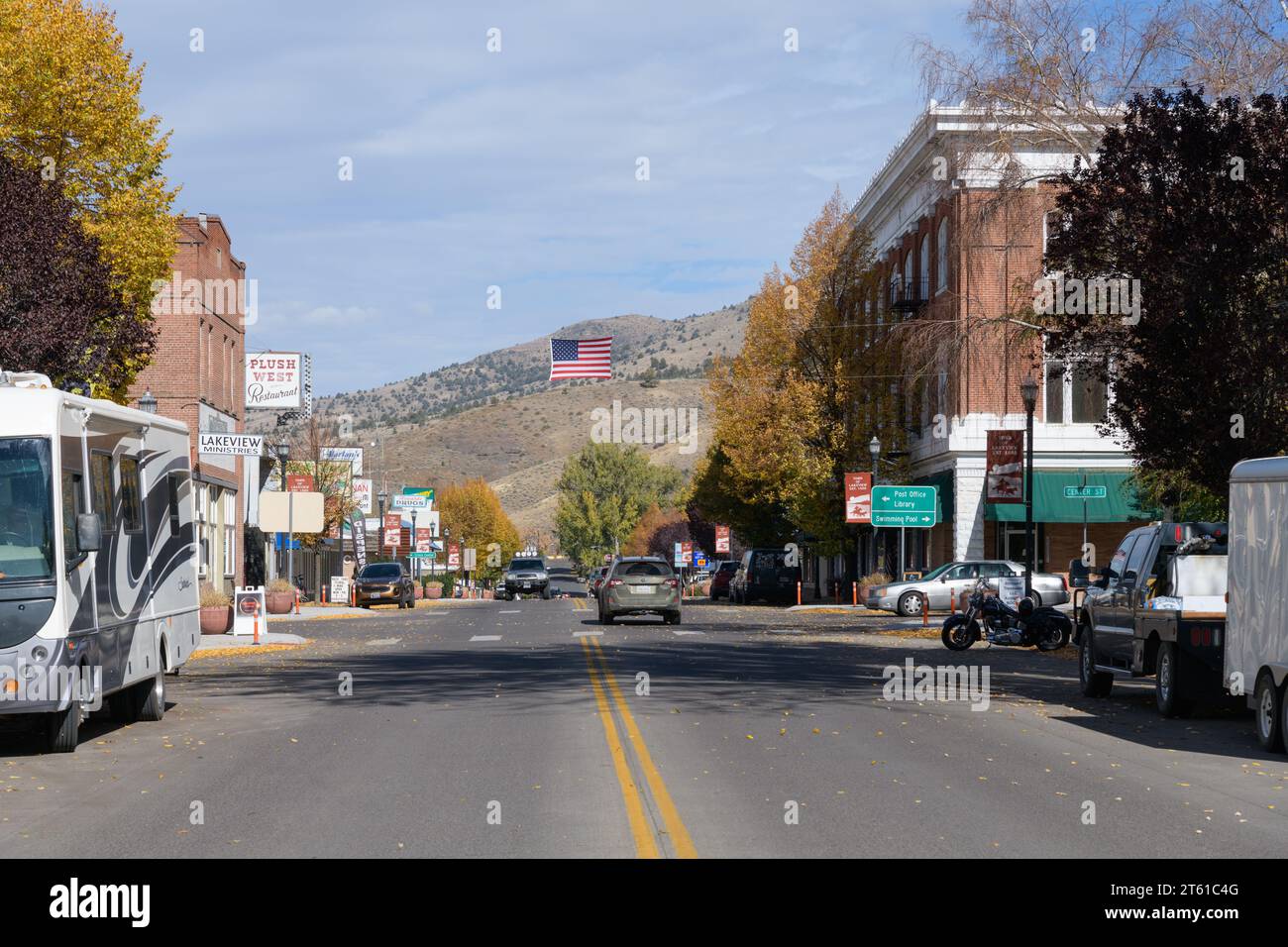 Lakeview, OR, États-Unis - 14 octobre 2023 ; vue le long de la rue du quartier commercial sur la US 395 à Lakeview Oregon à l'automne Banque D'Images