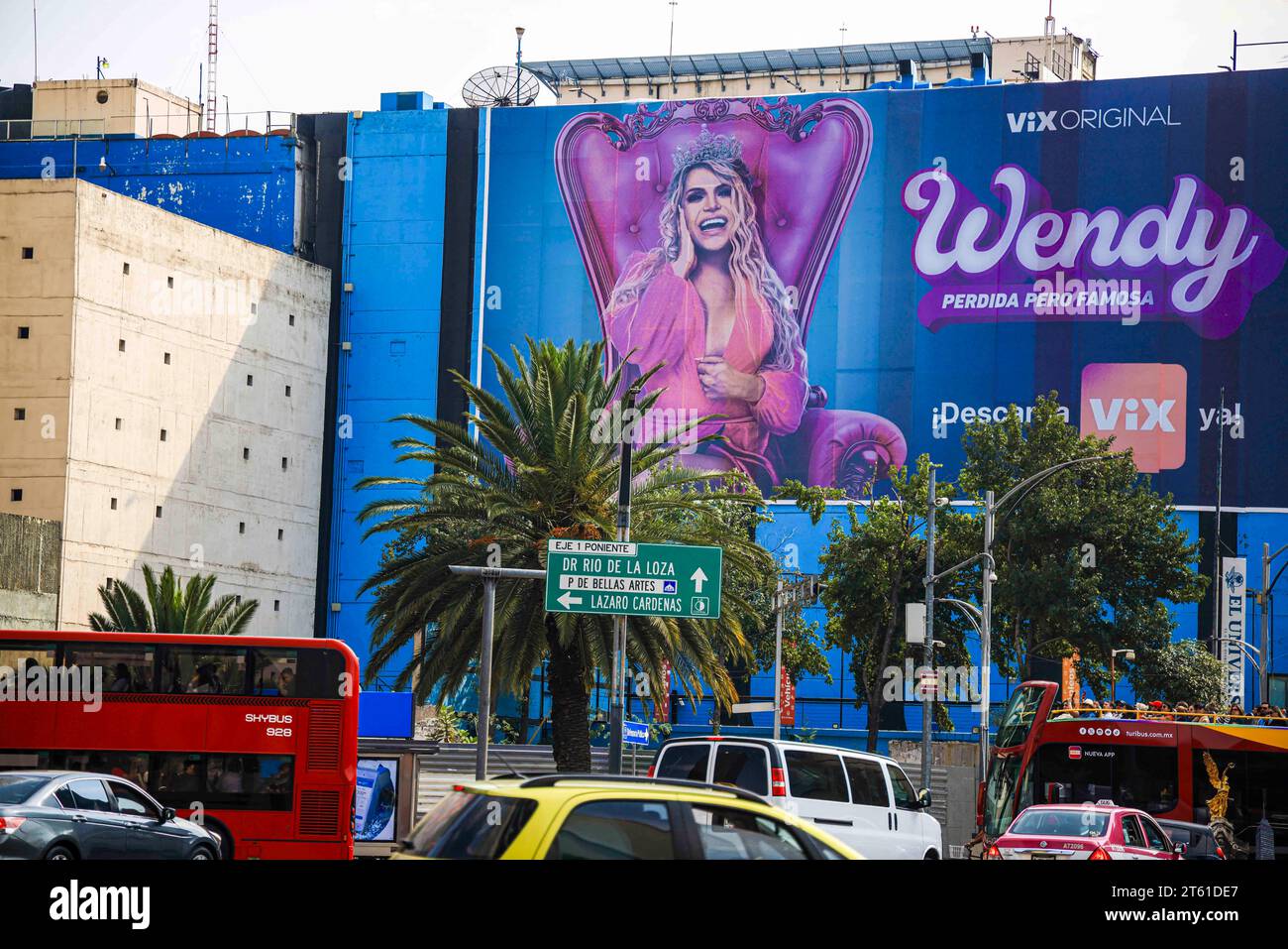 Wendy Guevara dans une affiche VIX, un panneau d'affichage ou une publicité de panneau d'affichage dans Reforma et information Corner à Mexico. Actrice de la série télévisée, lauréate de la chanteuse LCDLFMX et 2 MTV miaw Awards. Wendy est une célébrité Internet avec la reconnaissance des médias et la viralité sur les réseaux sociaux. Homme et femme transsexuels, fierté gay, Journée de la fierté LGBT transgenre. . ( ©photo de Luis Gutierrez/ Norte photo) Wendy Guevara en anuncio de cartel, espectaculaire o valla publitaria VIX en Reforma y esquina de la Informacion en Ciudad de Mexico. Actriz de série de Television Cantante ganadora LCDLFMX y 2 premios MTV miaw Banque D'Images