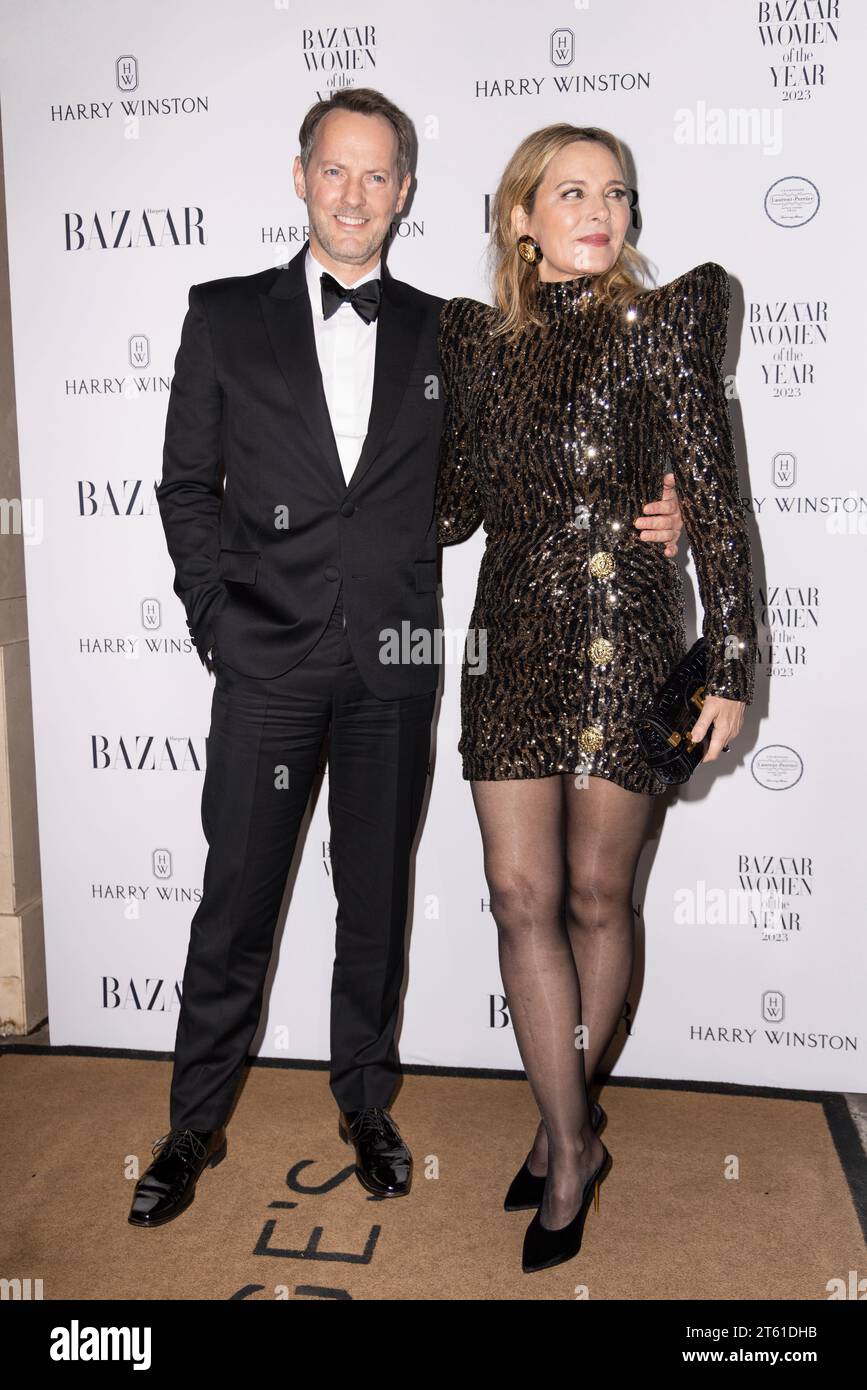 Russell Thomas and Kim Cattrall pose for photographers upon arrival at the Harper's Bazaar Women of the Year event on Tuesday, Nov. 7, 2023 in London. (Vianney Le Caer/Invision/AP) Banque D'Images