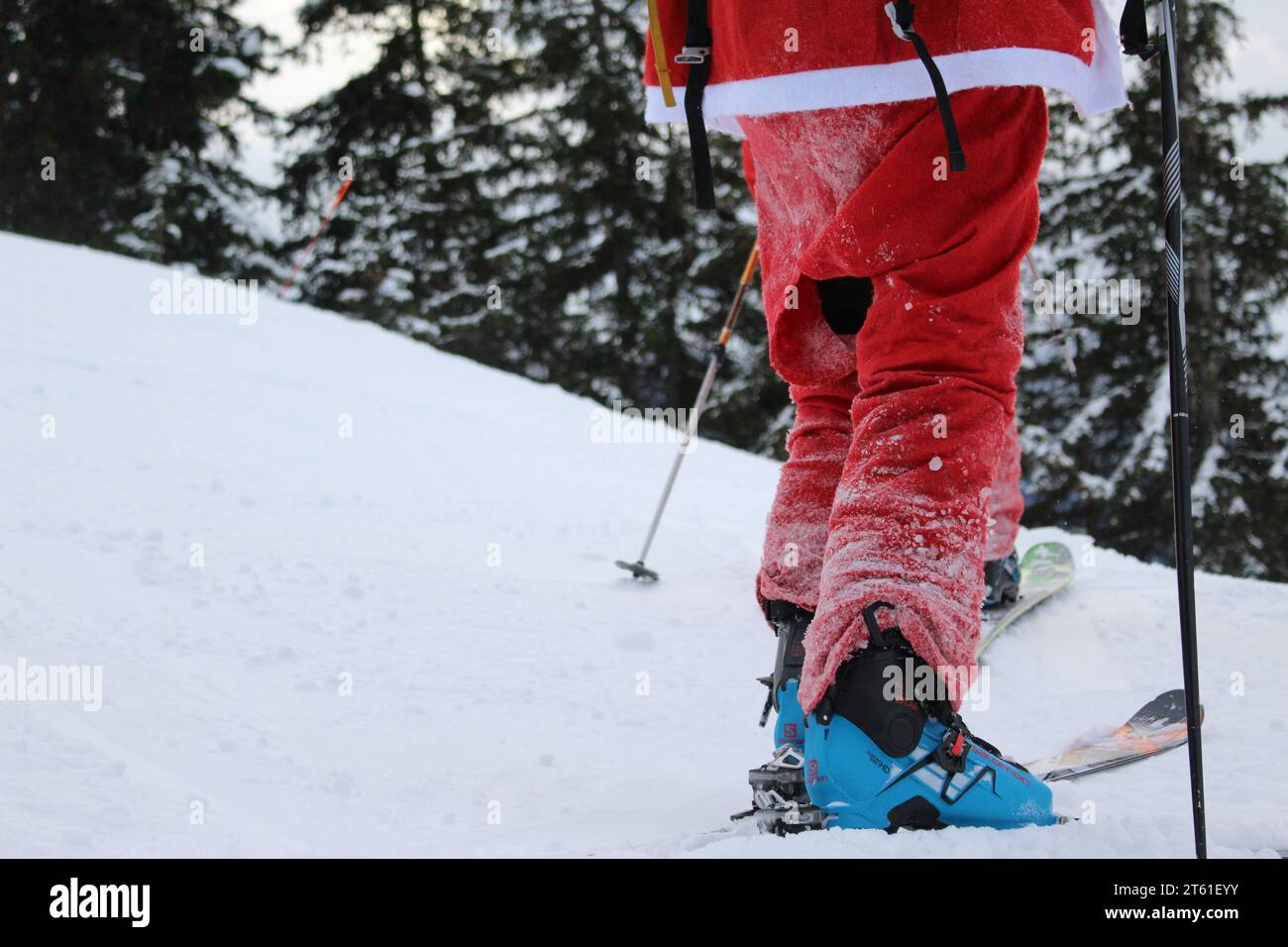 La saison hivernale s’ouvre officiellement à Verbier avec des milliers de skieurs + snowboarders habillés en Père Noël. Une personne a déchiré son pantalon en skiant Banque D'Images