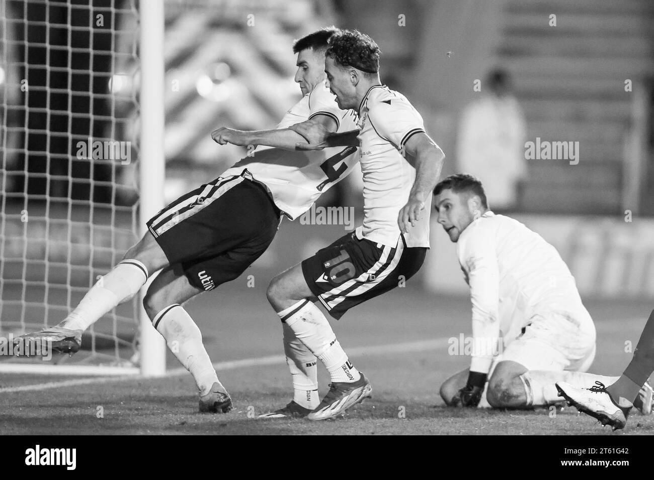 Shrewsbury, Royaume-Uni. 07 novembre 2023. George Thomason et Dion Charles de Bolton en attaque alors que le ballon passe devant le gardien de but de Shrewsbury, Marko Maroši pour mettre en avant les visiteurs pris lors du match EFL Sky Bet League 1 entre Shrewsbury Town et Bolton Wanderers à croud Meadow, Shrewsbury, Angleterre le 7 novembre 2023. Photo de Stuart Leggett. Usage éditorial uniquement, licence requise pour un usage commercial. Aucune utilisation dans les Paris, les jeux ou les publications d'un seul club/ligue/joueur. Crédit : UK Sports pics Ltd/Alamy Live News Banque D'Images