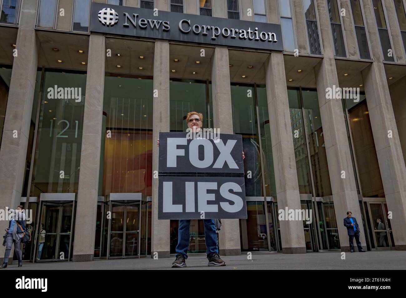 ÉTATS-UNIS. 07 novembre 2023. En prévision du procès pour diffamation Smartmatic, les membres des groupes activistes Truth Tuesdays et Rise and Resist se sont réunis le 7 novembre 2023 pour l'événement hebdomadaire FOX LIES DEMOCRACY DIES devant le Newscorp Building à Manhattan. Les militants repoussent contre la machine de propagande de droite de Rupert Murdoch. (Photo Erik McGregor/Sipa USA) crédit : SIPA USA/Alamy Live News Banque D'Images