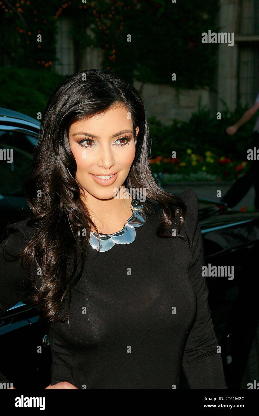 Kim Kardashian au Aces and Angels Celebrity Poker au Playboy Mansion Event - arrivées au Holmby Hills Mansion à Los Angeles, CA le 11 juillet 2009. Crédit photo : Joseph Martinez / Picturelux Banque D'Images