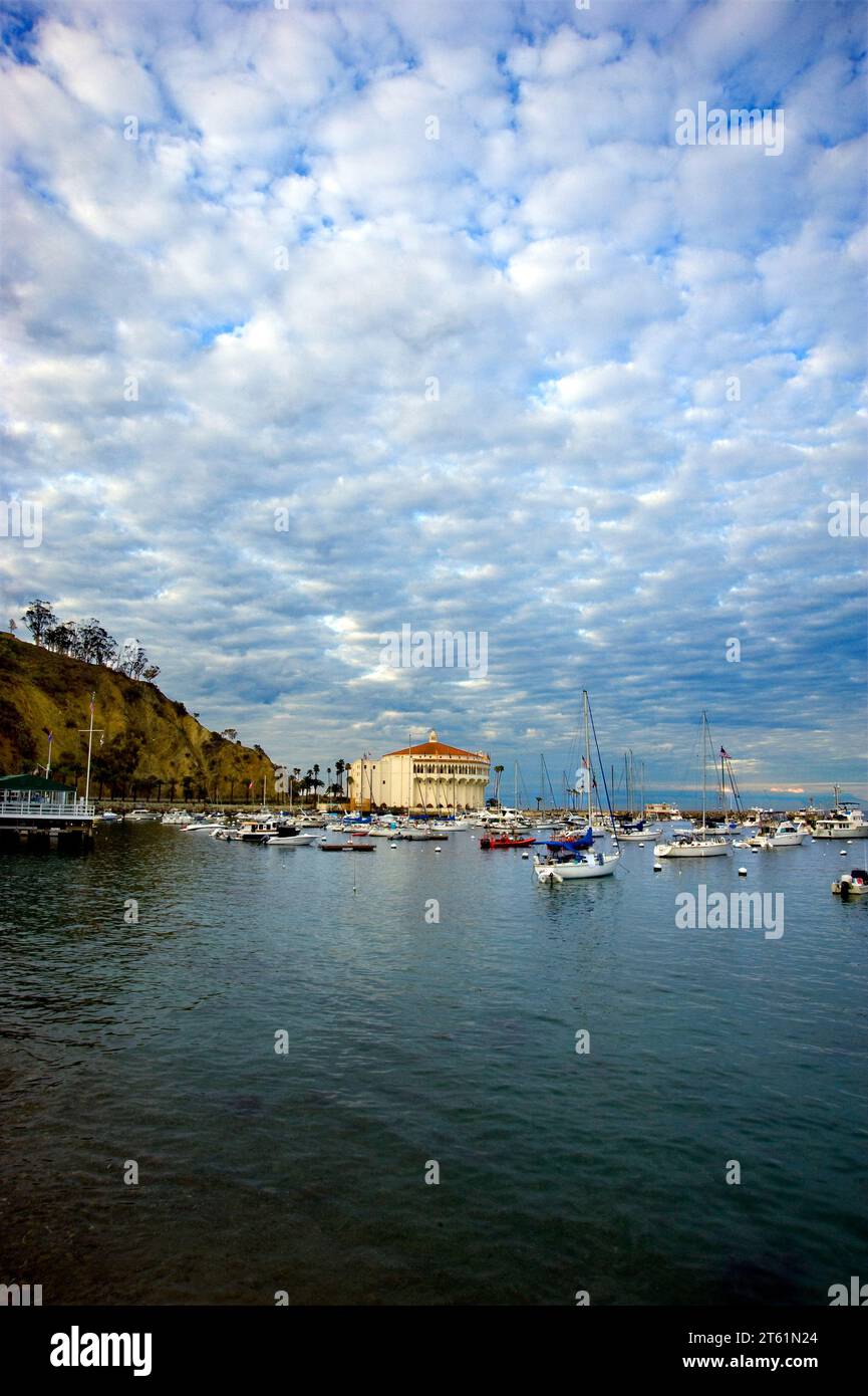 Le casino Avalon Ballroom sur Catalina Island à l'aube au large de la côte de Los Angeles, dans le sud de la Californie, États-Unis Banque D'Images