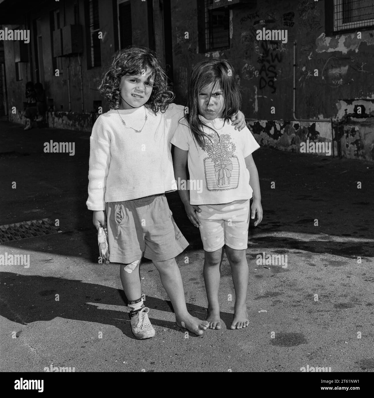 Redfern est une banlieue du centre de Sydney. Elle a commencé à attirer des résidents autochtones peu après la Seconde Guerre mondiale. La population a continué à augmenter, culminant à la fin des années 1970, à quinze cents. Redfern est devenu un point focal pour les peuples aborigènes dans toute l'Australie car c'est ici que plusieurs organisations ont vu le jour dans les années 1970 pour servir son peuple. L'un des premiers a été le Redfern Aboriginal Medical Service et son parallèle le Redfern Aboriginal Legal Service. Le besoin de services médicaux et juridiques pour les Autochtones est devenu évident en 1967. Banque D'Images