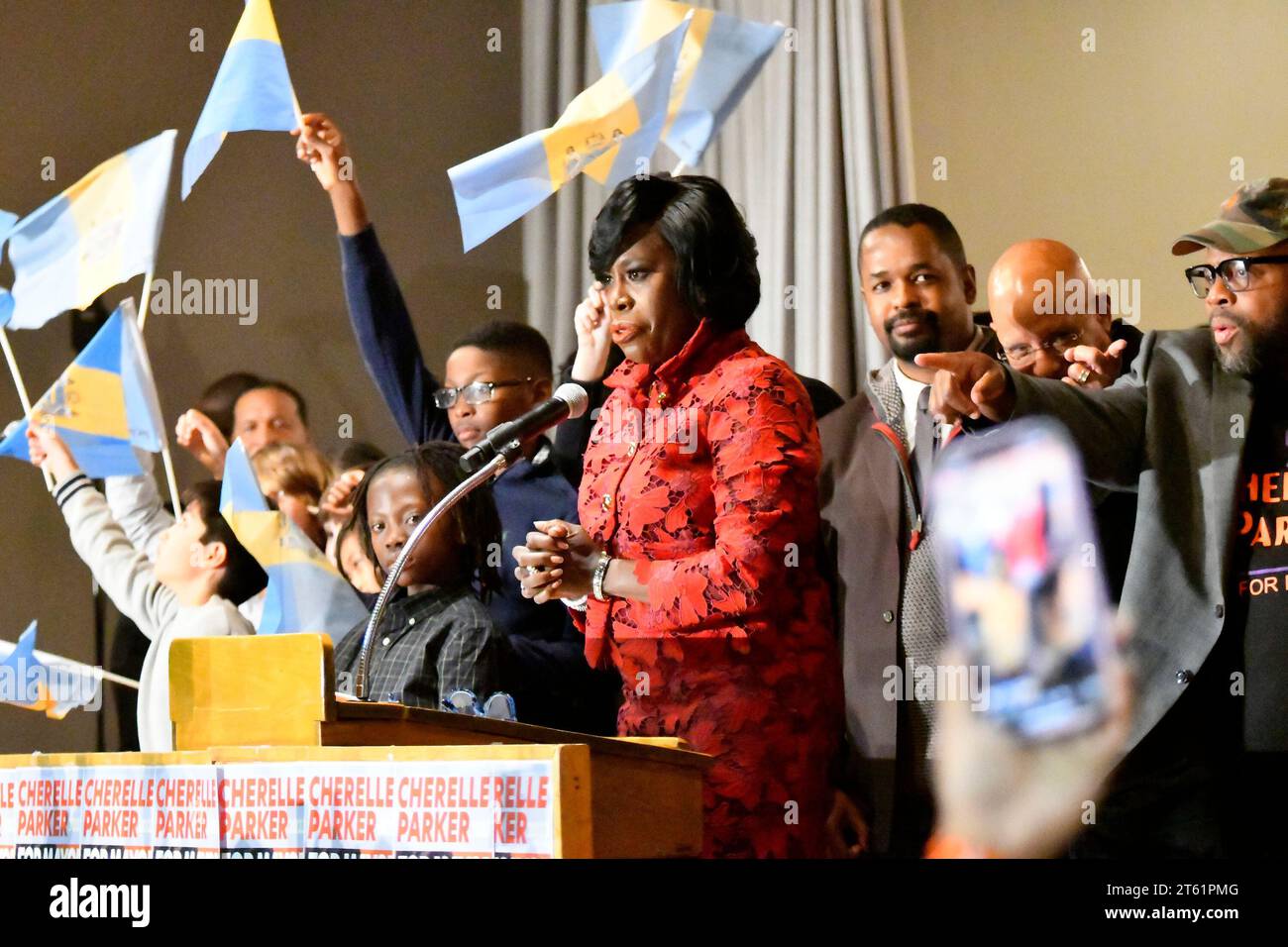 Philadelphie, États-Unis. 07 novembre 2023. Cherelle Parker, la candidate démocrate au poste de maire de la sixième plus grande ville des États-Unis, s'adresse à ses partisans lors de son discours de victoire à son siège de nuit d'élection à Philadelphie, PA, États-Unis, le 7 novembre 2023. Crédit : OgImages/Alamy Live News Banque D'Images