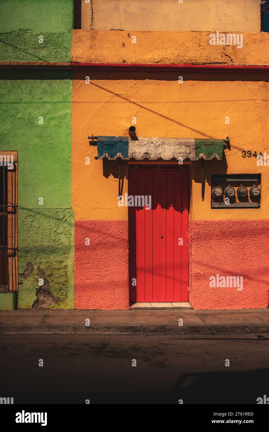 Façade de rue typique à Oaxaca, Mexique, midi, 2023 Banque D'Images