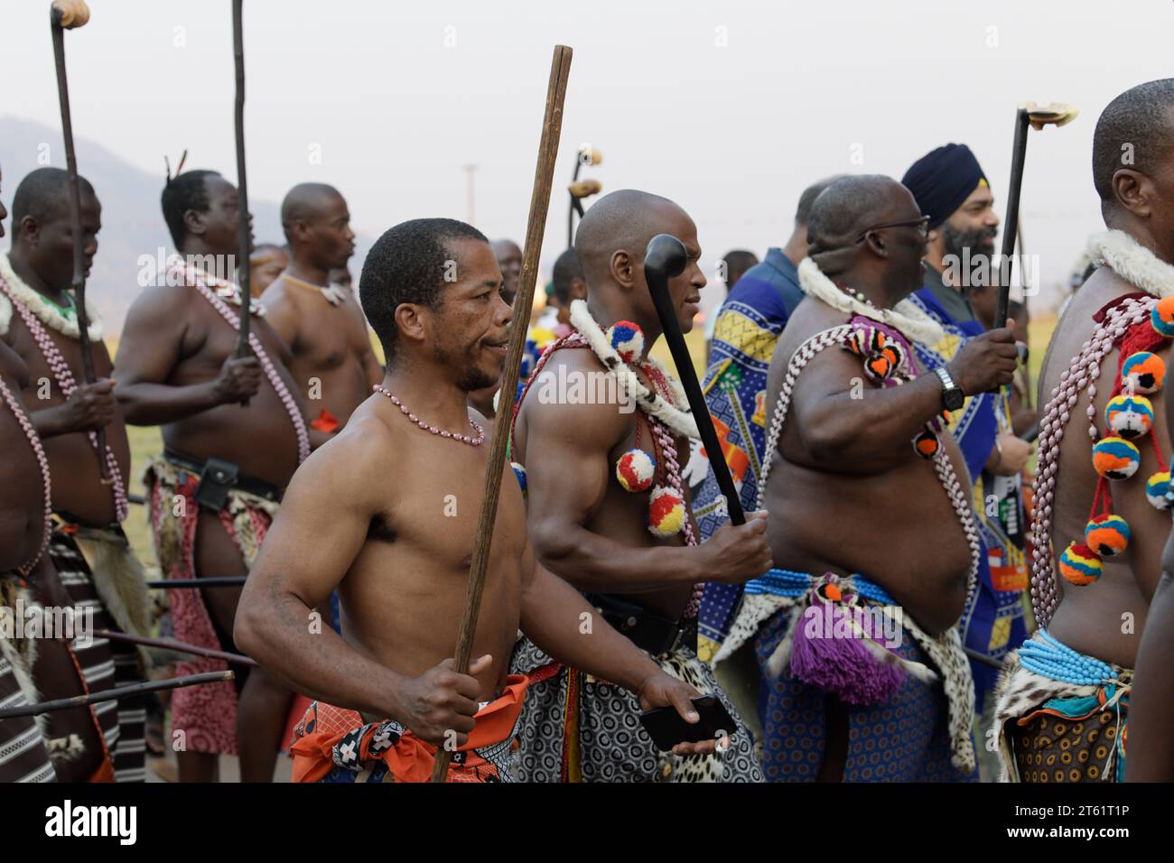 Groupe de prétendants masculins dans la cérémonie de danse de roseau Umhlanga 2023, Royaume d'eSwatini, hommes adultes en robe traditionnelle swazie marchant dans le défilé, festival Banque D'Images