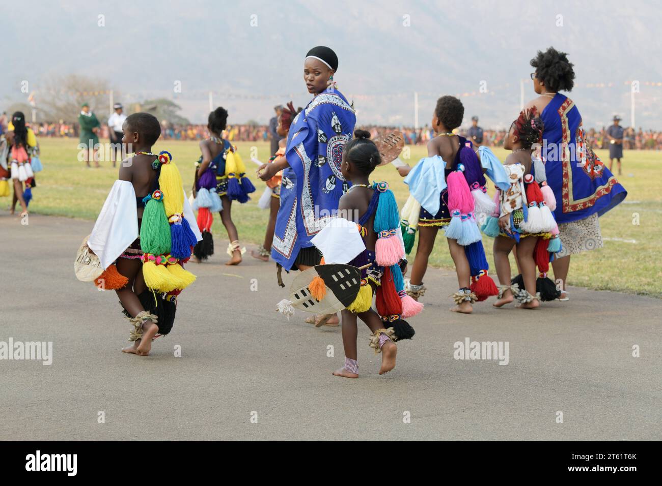 Filles en robe de danse traditionnelle marchant avec les femmes, cérémonie annuelle de danse de roseau Umhlanga 2023, Royaume de eSwatini, événement culturel africain, ethnique Banque D'Images