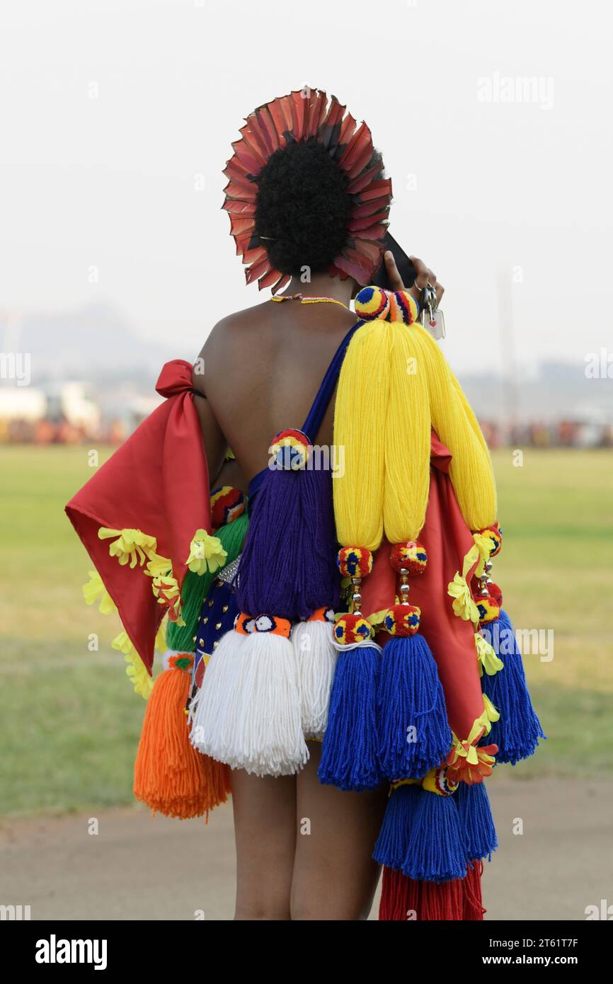 Jeune femme célibataire parlant au téléphone portable à Umhlanga Reed dance cérémonie 2023, Royaume d'eSwatini, vêtements de danse traditionnelle, culture africaine Banque D'Images