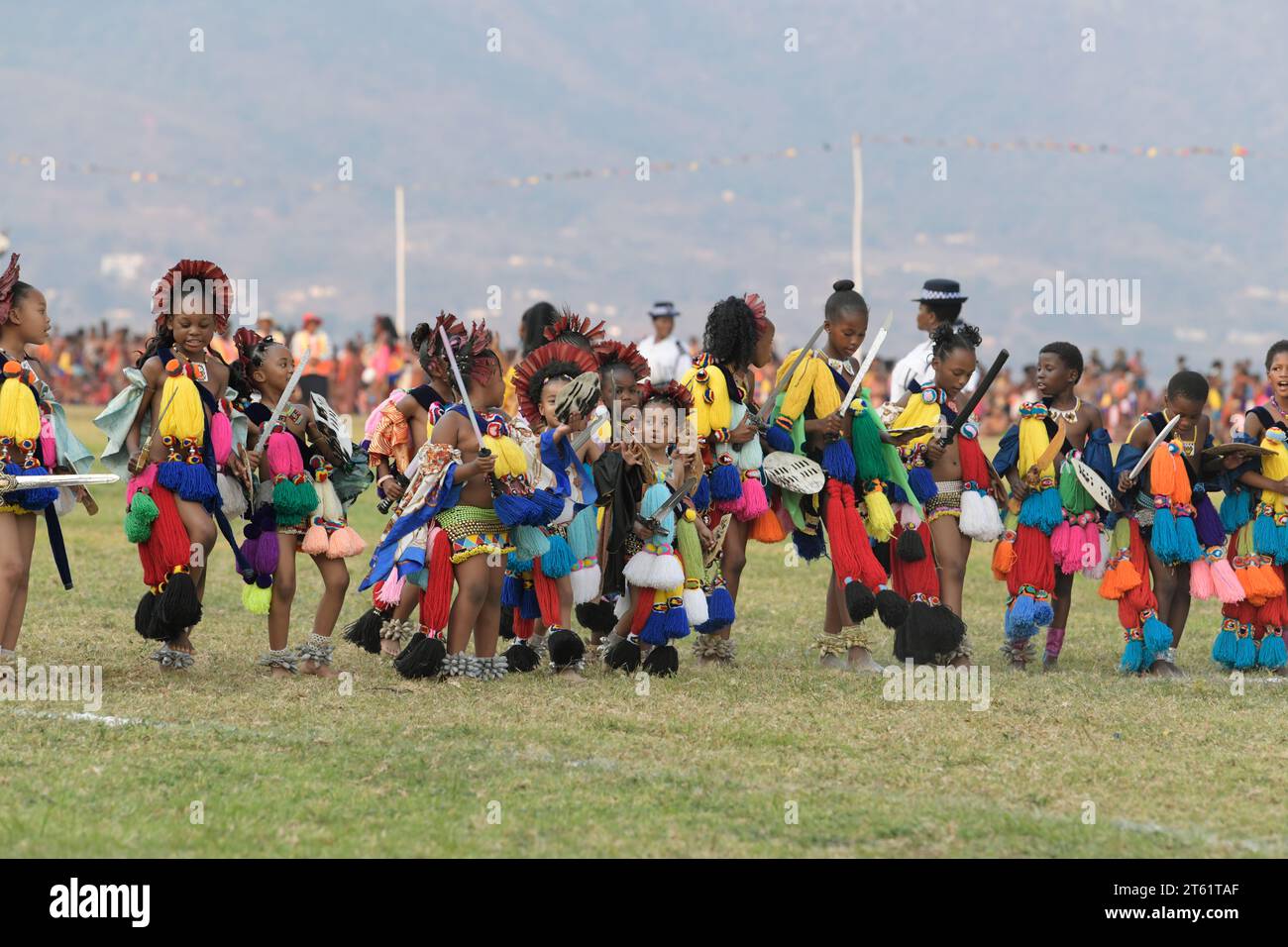 Rangée de jeunes filles en robe de danse traditionnelle swazie, cérémonie de danse de roseau Umhlanga 2023, Royaume d'eSwatini, cultures africaines, vêtements colorés Banque D'Images