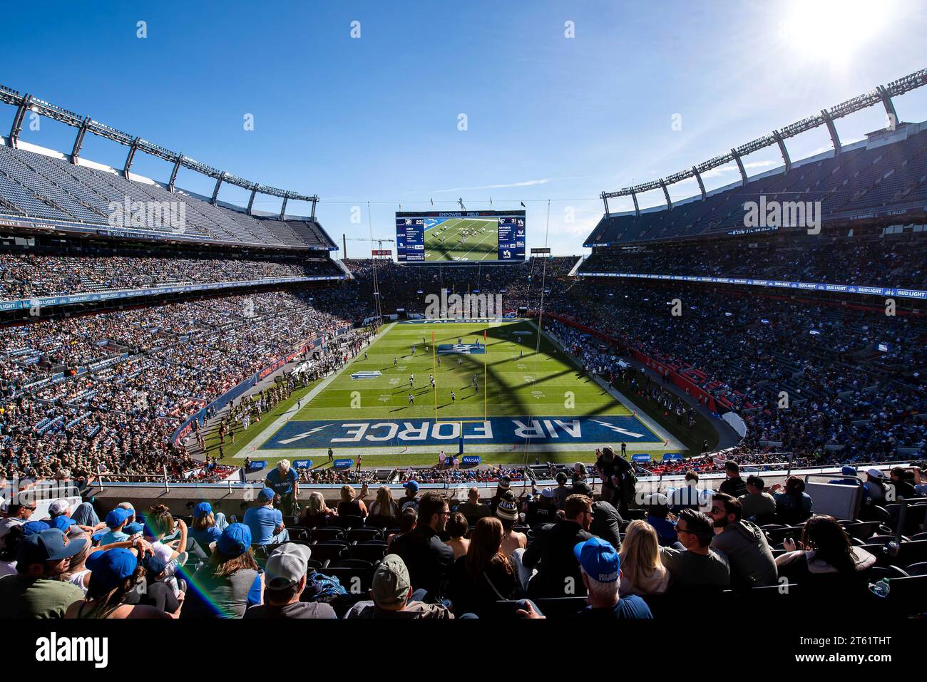 ACADÉMIE DE L'ARMÉE DE L'AIR AMÉRICAINE, COLORADO -- Une vue de la foule à guichets fermés lors d'un match de football de l'Air Force vs Army à Empower Field à Mile High à Denver, Colorado, le 04 novembre 2023. L'armée a vaincu l'Air Force 23-3. (Photo de l'US Air Force/Trevor Cokley) Banque D'Images ACADÉMIE DE L'ARMÉE DE L'AIR AMÉRICAINE, COLORADO -- Une vue de la foule à guichets fermés lors d'un match de football de l'Air Force vs Army à Empower Field à Mile High à Denver, Colorado, le 04 novembre 2023. L'armée a vaincu l'Air Force 23-3. (Photo de l'US Air Force/Trevor Cokley) Banque D'Images