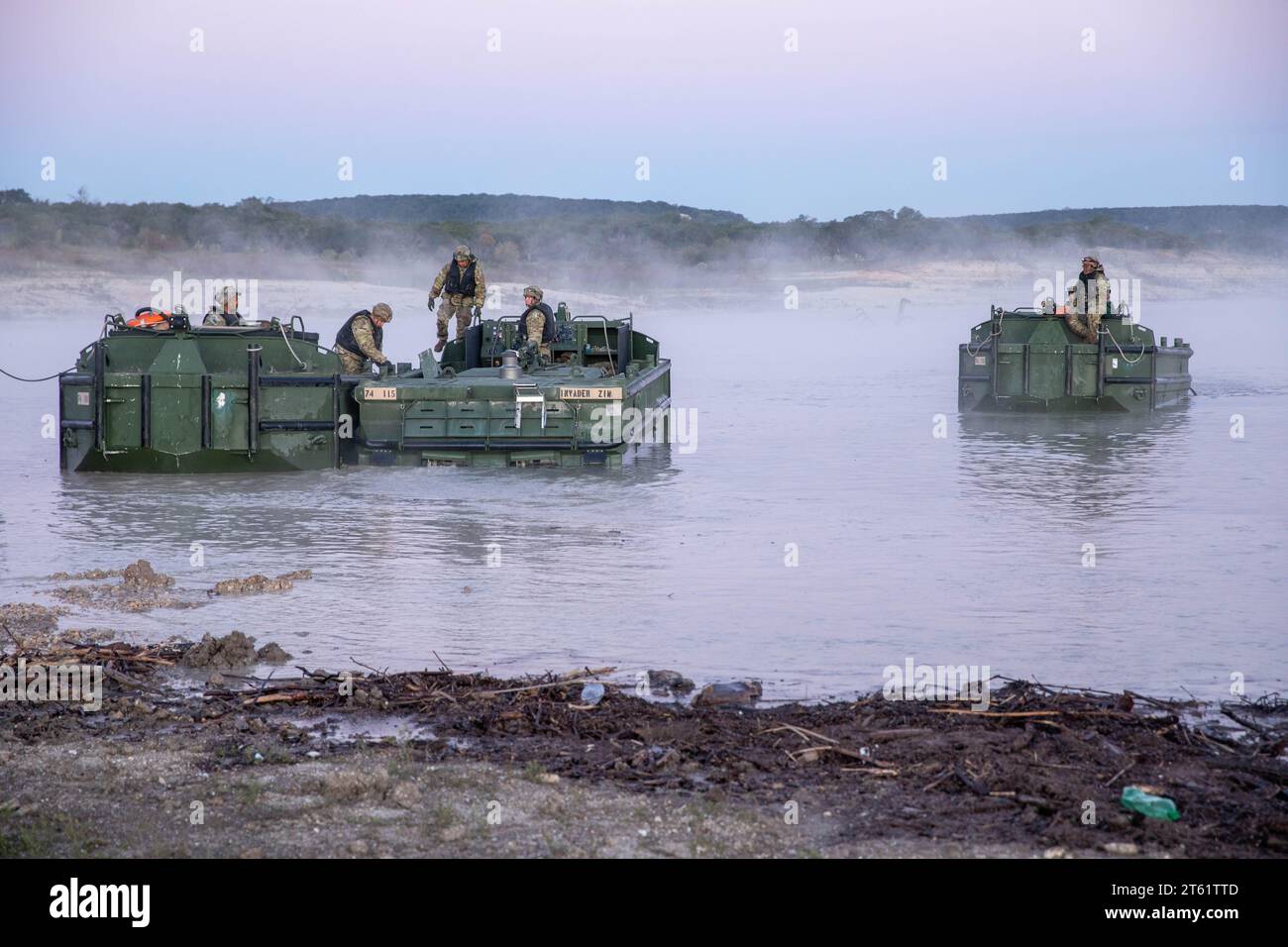 Les soldats de l'armée américaine affectés à la 74th Multi-Role Bridge Company, 62nd Engineer Battalion, 36th Engineer Brigade se préparent à construire un pont dans le cadre d'une traversée humide pendant l'exercice d'entraînement Remagen Ready à fort Cavazos, Texas, le 3 novembre 2023. Remagen Ready est un exercice combiné mixte vivant et constructif, articulé, à plusieurs échelons et de taille divisée, qui comprend un franchissement contesté des écarts. (Photo de l'armée américaine par le CPS Justin Rachal) Banque D'Images