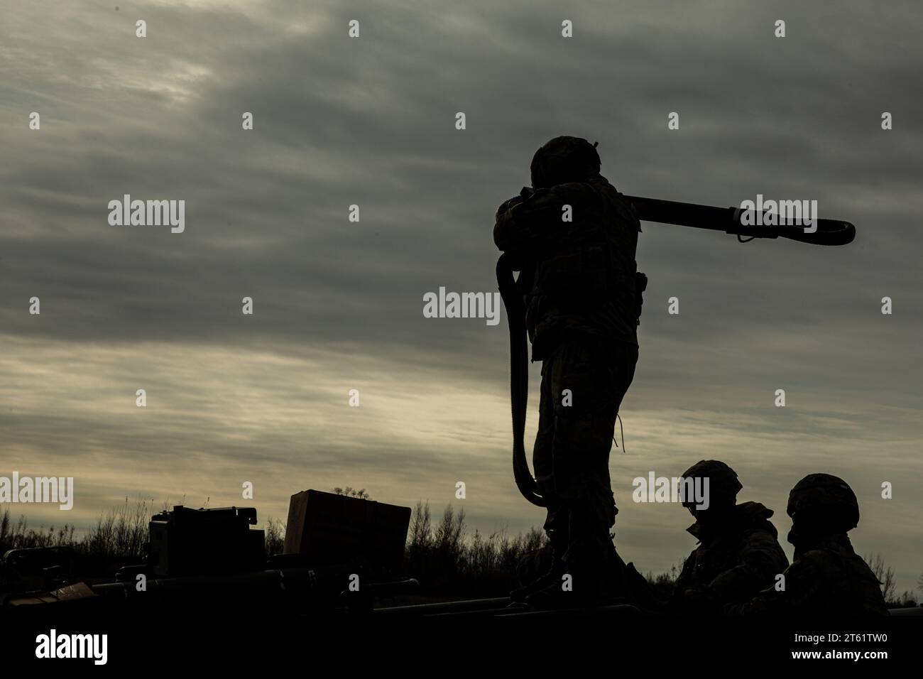 Des soldats avec le 1e peloton, la batterie Charlie, le 3e bataillon, le 6e régiment d'artillerie de campagne, la 10e division de montagne gréent un obusier M777A2 pour pick-up dans le cadre d'un exercice de tir sec de raid de deux canons sur fort Drum, New York, le 6 novembre 2023. L’exercice valide la capacité de la batterie à mener un raid de peloton et à acquérir des compétences et des connaissances en matière d’opérations d’assaut aérien. (Photo de l'armée américaine par Salvador Castro). Banque D'Images