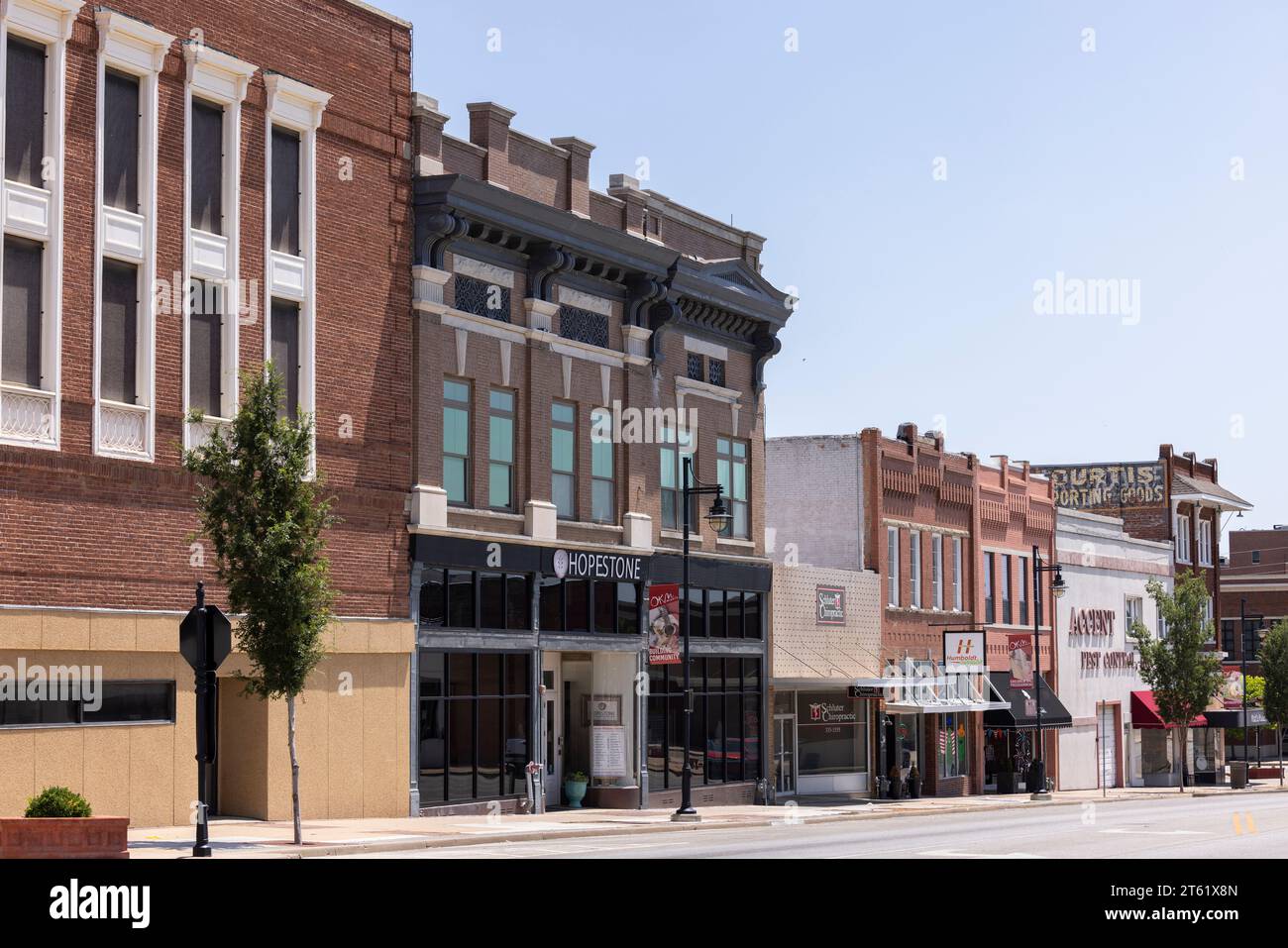 Bartlesville, Oklahoma, États-Unis - 25 juin 2023 : la lumière du soleil de l'après-midi brille sur les bâtiments historiques du centre-ville de Bartlesville. Banque D'Images