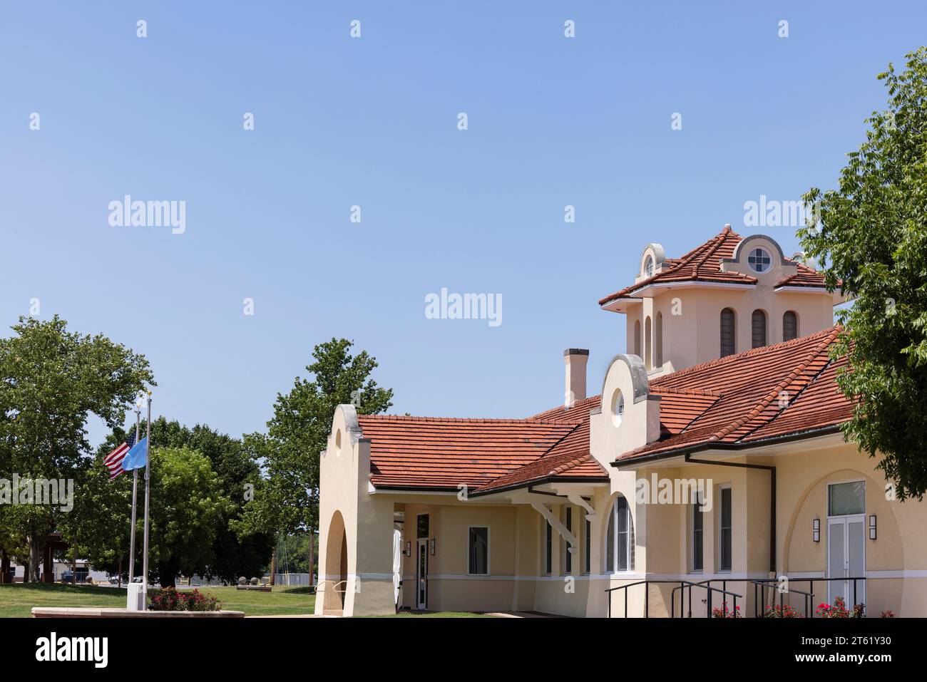 La lumière du soleil de l'après-midi brille sur une gare historique près du centre-ville de Bartlesville, Oklahoma, États-Unis. Banque D'Images