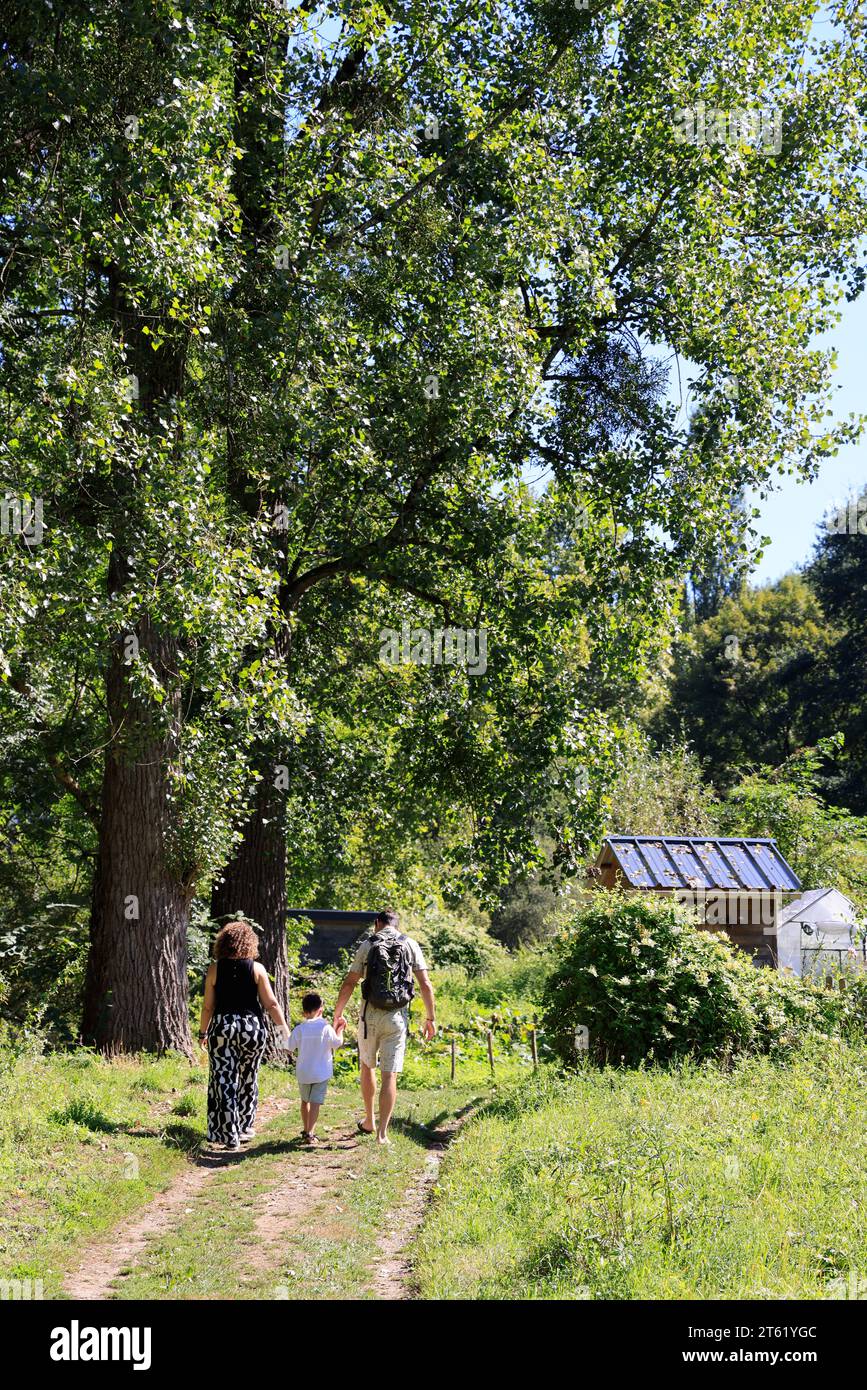 Promenade familiale, enfant, père et mère, le long de la rivière Vézère dans le département de la Corrèze. Nature, environnement, campagne, calme, détente Banque D'Images