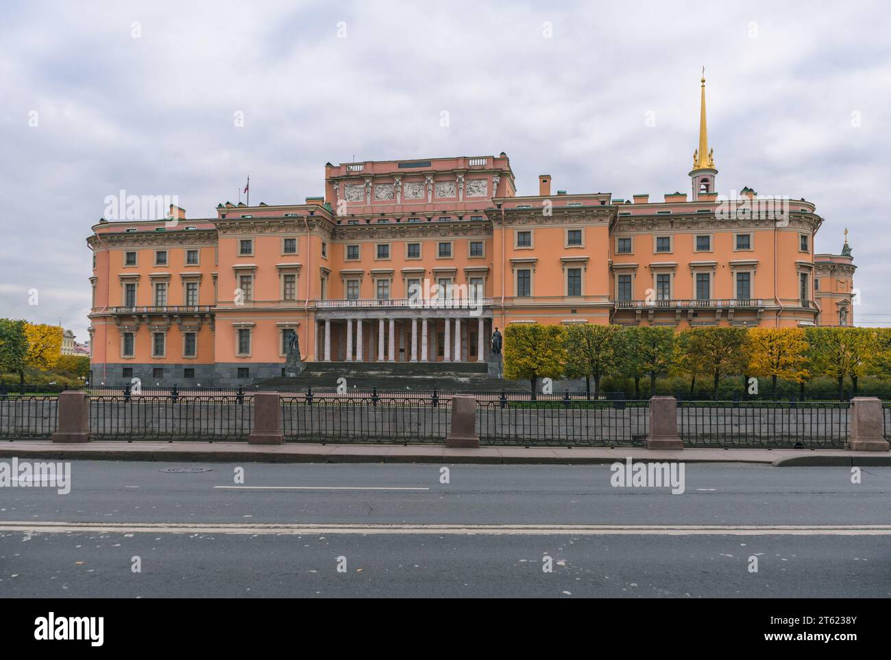 Extérieur du château Mikhailovsky - une branche du Musée russe depuis 1995 année sur la sombre journée d'automne Banque D'Images