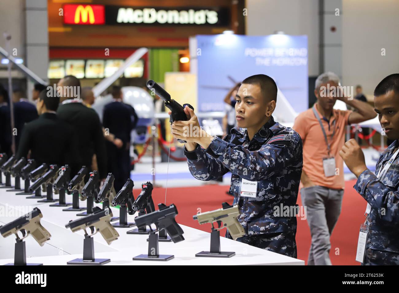 Muang Thong Thani. Thaïlande, 06/11/2023, le premier jour de Défense et sécurité 2023 après la cérémonie d'ouverture dans la matinée. Il y a du personnel de défense de diverses nations et le public qui sont intéressés à assister à l'exposition et tester l'utilisation de divers équipements avec des exposants du secteur privé de l'industrie de la défense à la fois au niveau national, régional et leader au niveau mondial. Venez rejoindre l'exposition l'événement aura lieu du 6-9 au 16 novembre 2023 à impact Arena, Exhibition and Convention Center, Muang Thong Thani. (Photo de Adirach Toumlamoon/Pacific Press) Banque D'Images