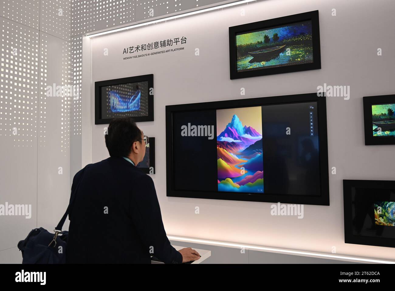 (231108) -- TONGXIANG, 8 novembre 2023 (Xinhua) -- Un visiteur découvre la peinture créative par intelligence artificielle (IA) au Musée mondial des sciences et technologies de l'Internet à Wuzhen, dans la province du Zhejiang, dans l'est de la Chine, le 7 novembre 2023. Le Musée mondial des sciences et technologies de l'Internet a été officiellement inauguré mardi à Wuzhen. Avec une superficie couverte d'environ 43 mille mètres carrés, le musée a mis en place six zones d'exposition permanente, présentant les technologies clés, les événements marquants et le personnel important de l'industrie mondiale de l'Internet, et décrivant le processus de développement de l'Internet. (Xinhua/Huang Zo Banque D'Images