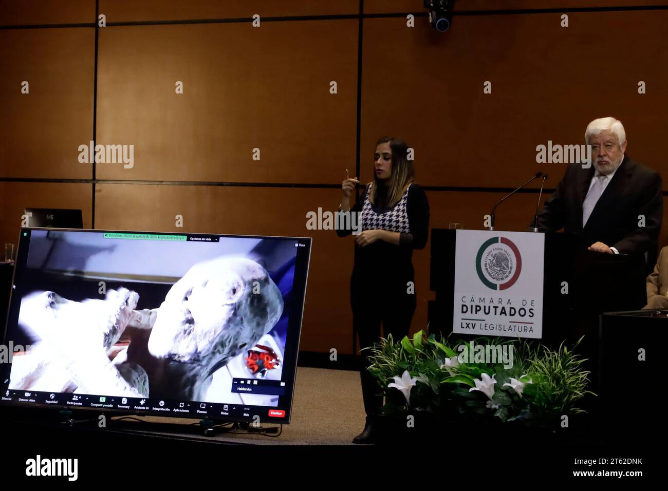 Mexico, Mexique. 7 novembre 2023. Le directeur de Tercer Milenio et journaliste spécialisé dans le phénomène OVNI, Jaime Maussan à la deuxième audience publique mexicaine sur les phénomènes anormaux non identifiés à la Chambre des députés à Mexico. Le 7 novembre 2023 à Mexico, Mexique (crédit image : © Luis Barron/eyepix via ZUMA Press Wire) USAGE ÉDITORIAL SEULEMENT! Non destiné à UN USAGE commercial ! Banque D'Images