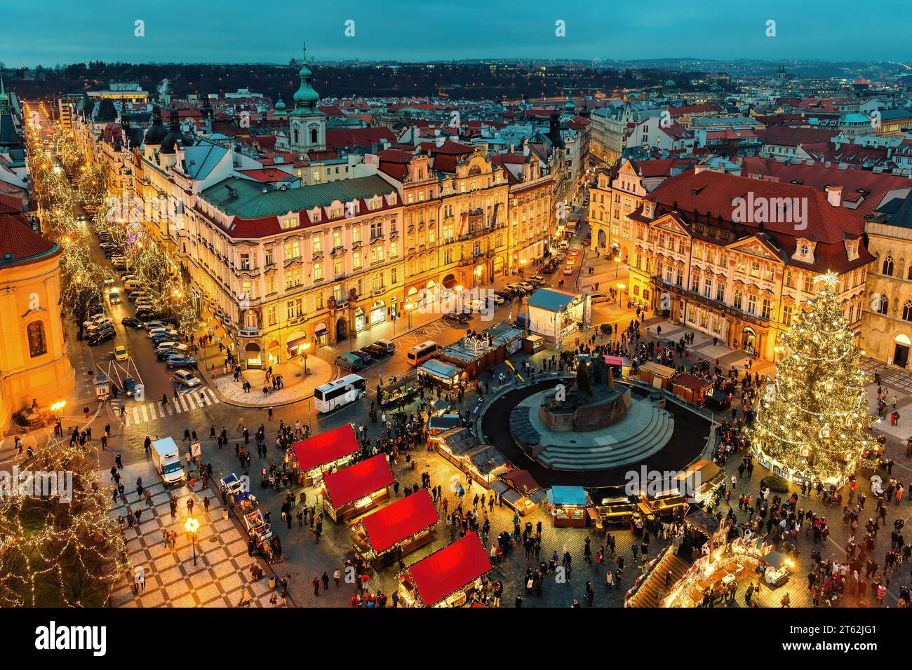 Vue aérienne en soirée du célèbre marché de Noël sur la place de la Vieille ville à Prague, Tchéquie. Banque D'Images