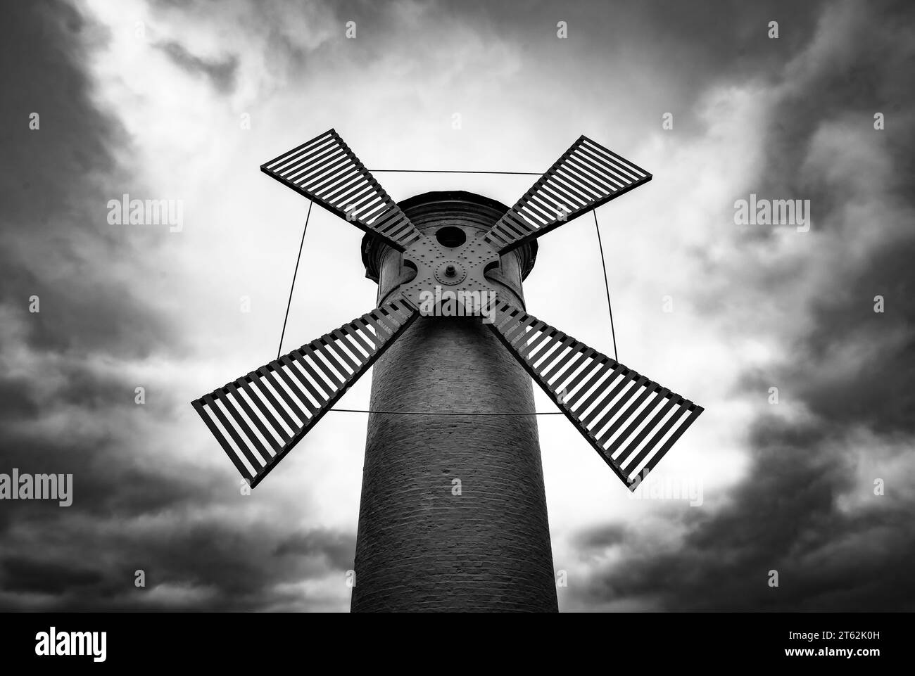 Mühlenbake à Swinoujscie sur la mer Baltique. Tour ronde en pierre avec quatre pales de moulin à vent. Une marque de navigation pour entrer dans le port. Banque D'Images