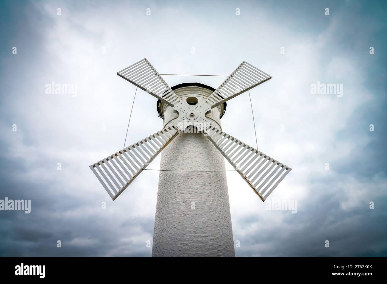 Mühlenbake à Swinoujscie sur la mer Baltique. Tour ronde en pierre avec quatre pales de moulin à vent. Une marque de navigation pour entrer dans le port. Banque D'Images