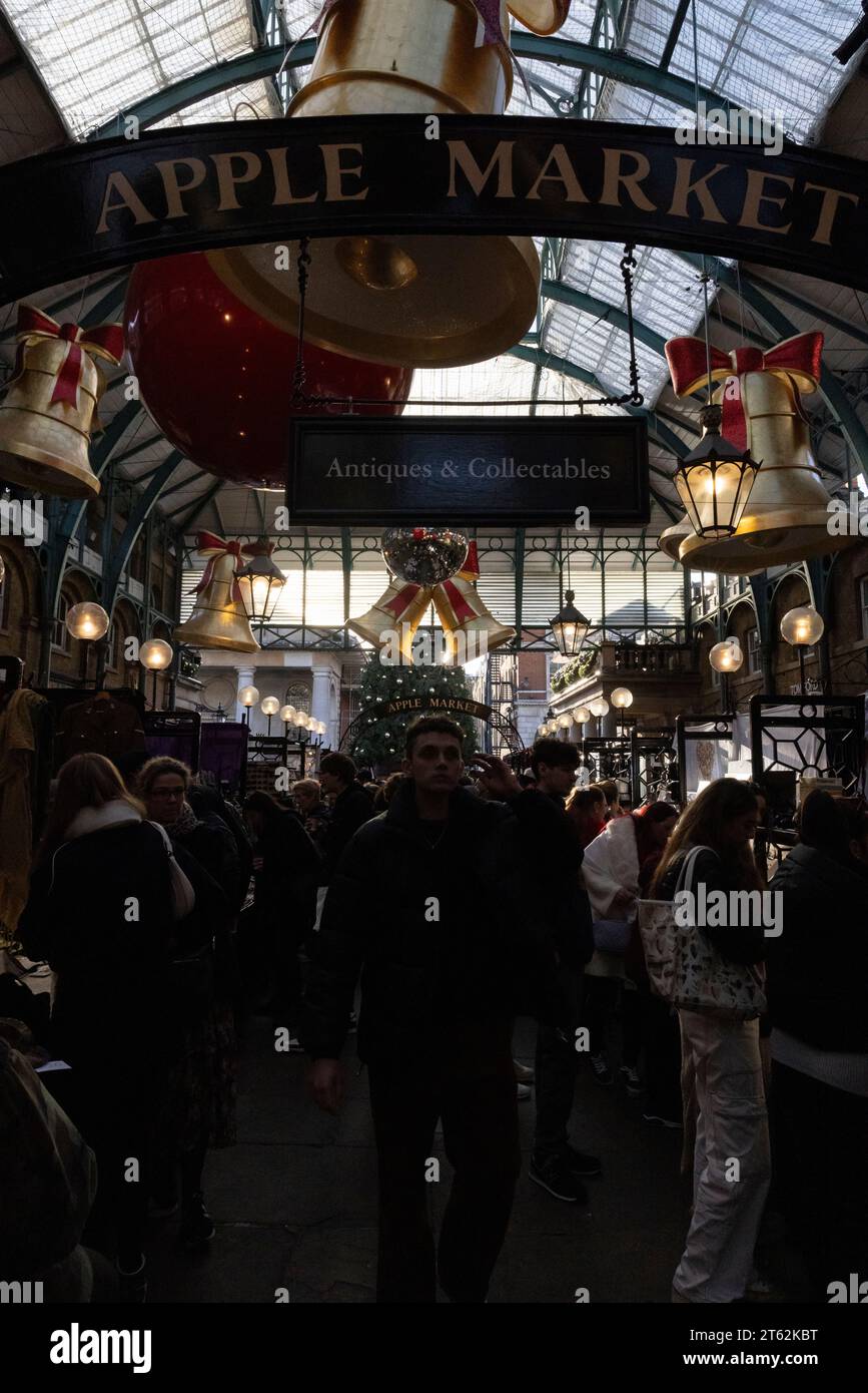 Shoppers à Covent Garden, avec une nouvelle exposition de Noël pour 2023 pendant la saison des fêtes, centre de Londres, Angleterre, Royaume-Uni Banque D'Images