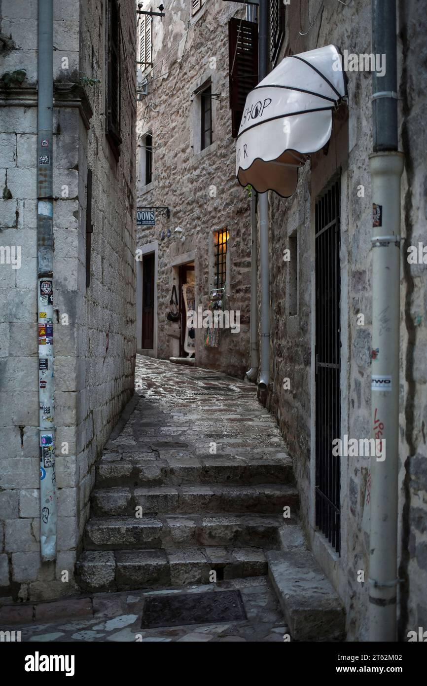 Monténégro, avril 2023 : vue sur une rue pavée typique de la vieille ville de Kotor Banque D'Images