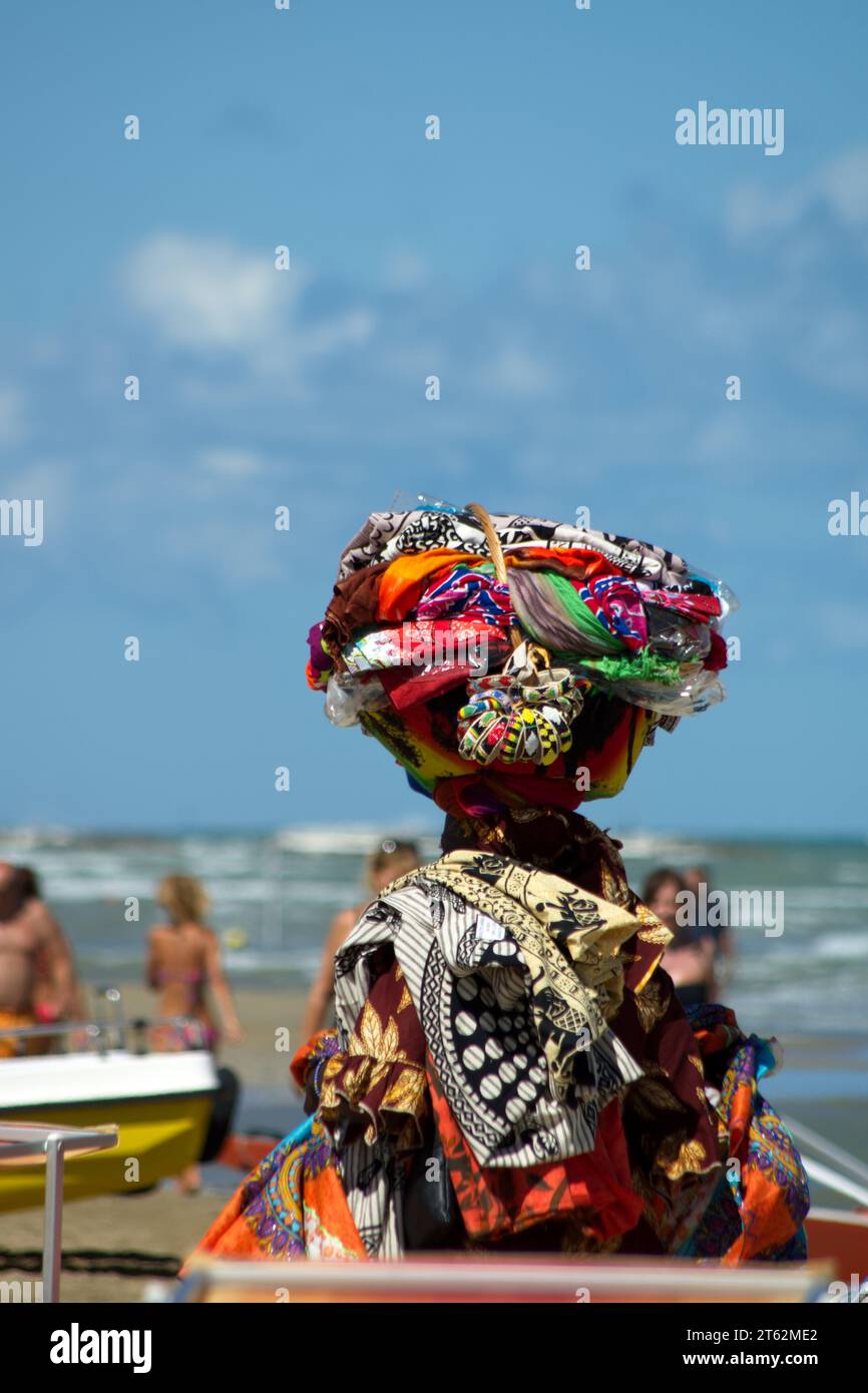 Particolare della mercanzia di un venditore ambulante sulla spiaggia a Fano Banque D'Images