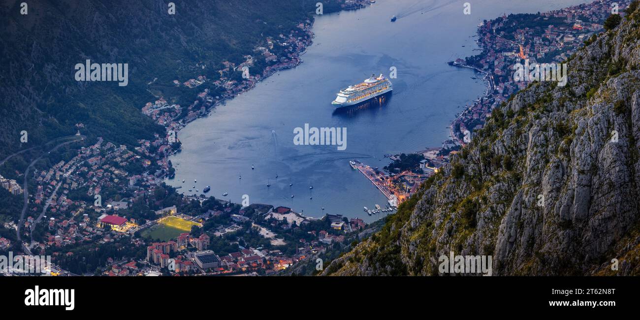 Vue sur la baie de Kotor au coucher du soleil d'en haut Banque D'Images