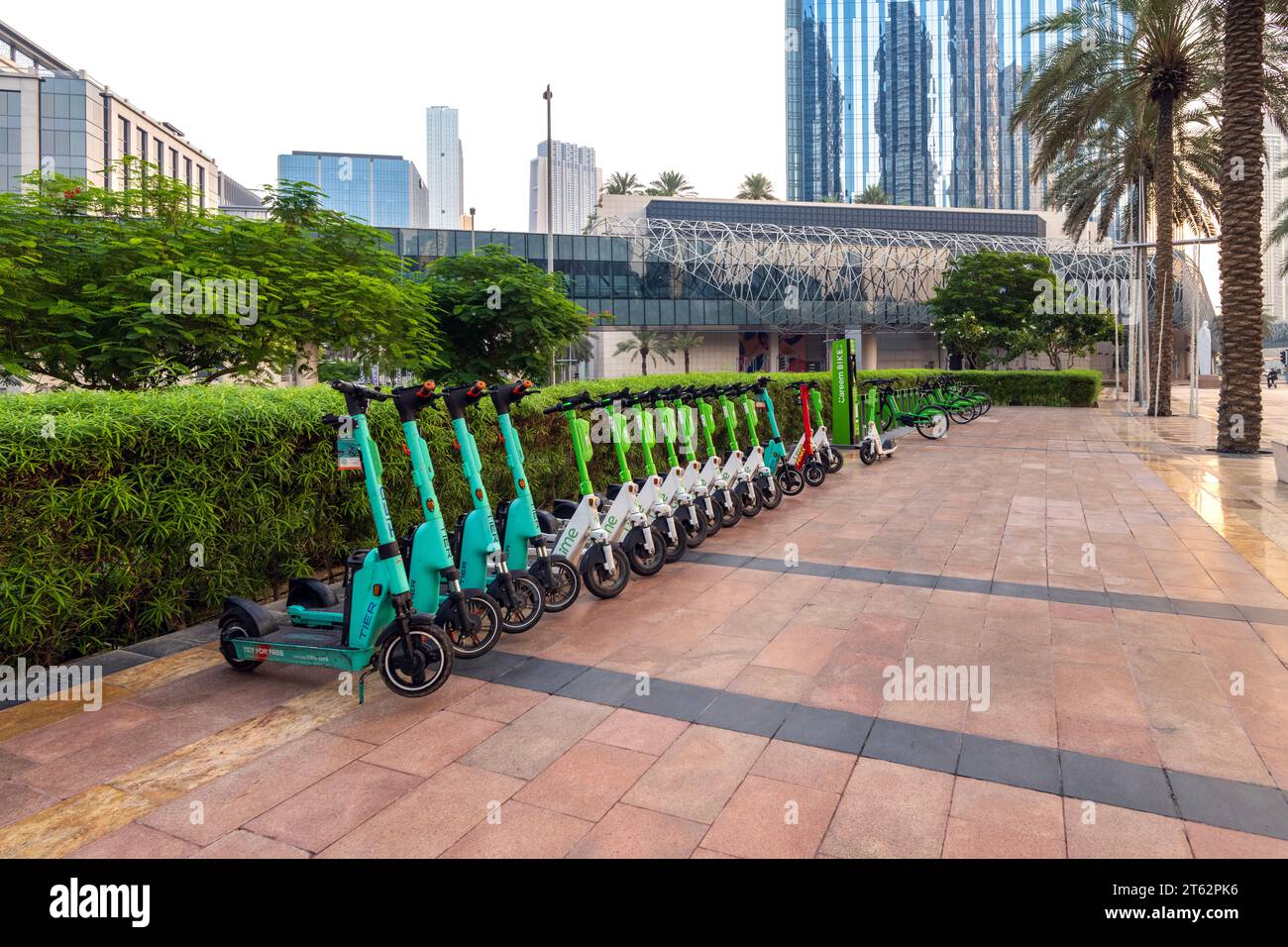 Station de recharge pour vélos électriques dans les rues de Dubaï Banque D'Images