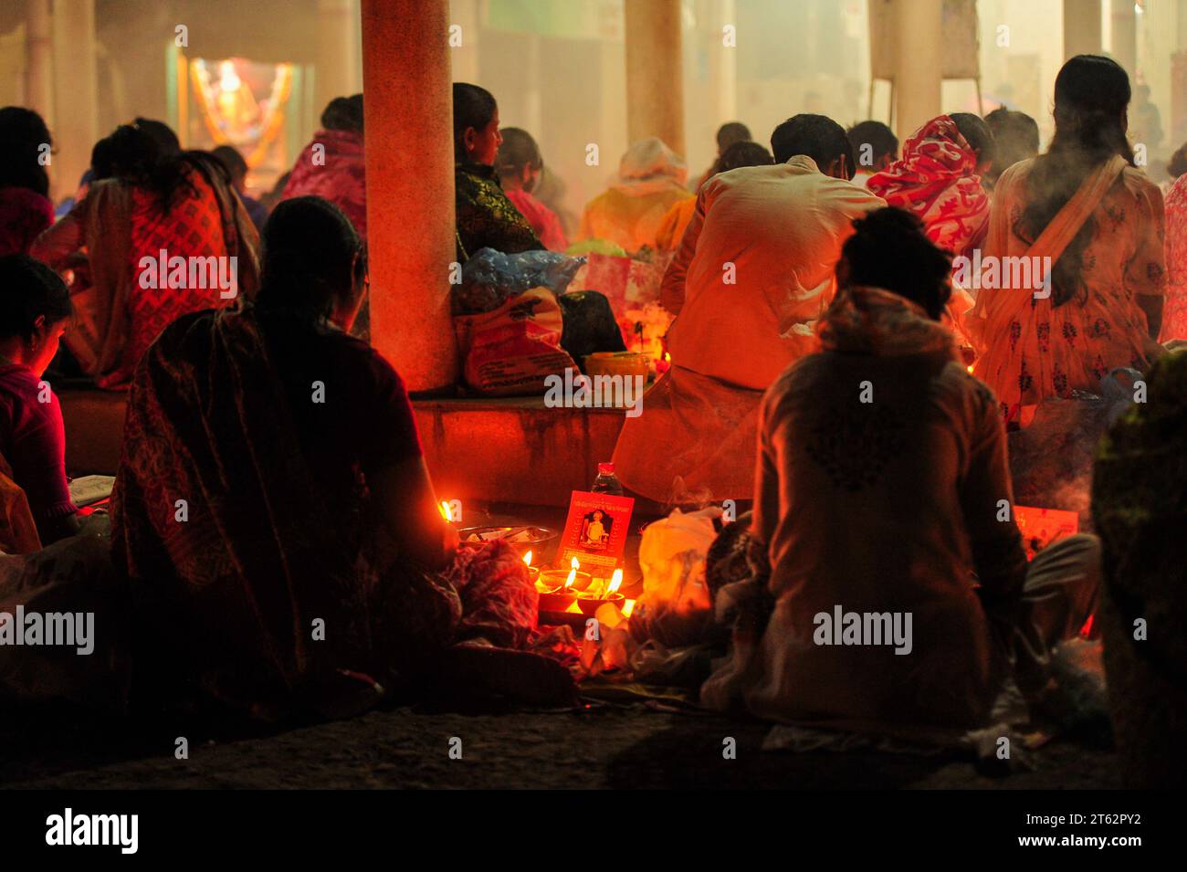 Non exclusive : 07 novembre 2023 Sylhet-Bangladesh : les dévots hindous s'assoient ensemble prenant la préparation avec lampe, nourriture et autres articles des rituels si Banque D'Images