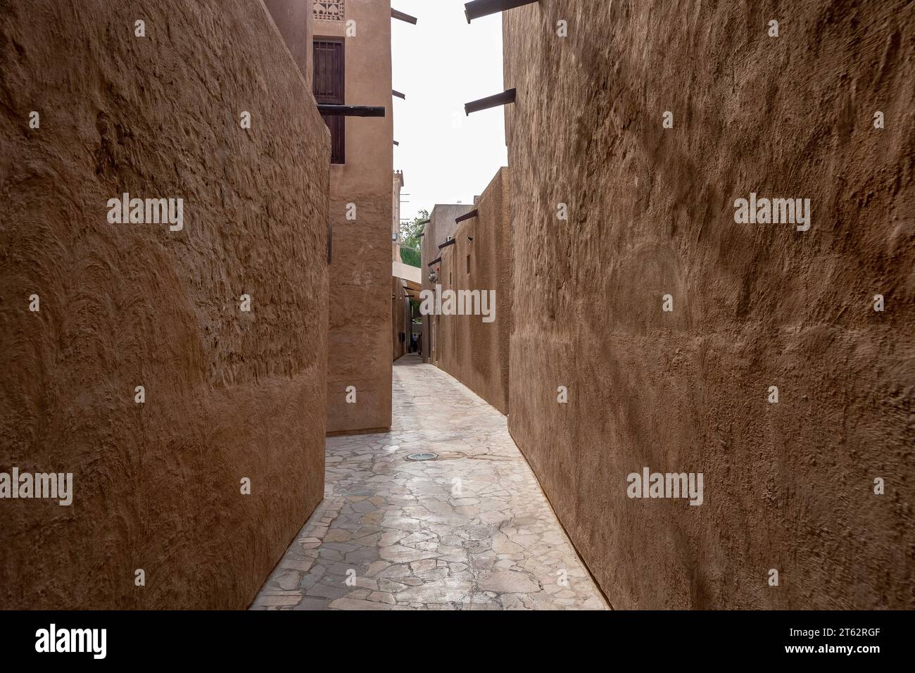 Vue des rues étroites et propres entre les bâtiments traditionnels en pierre dans la vieille ville Souk Madinat Jumeirah, Al Fahidi, Dubaï, Émirats arabes Unis Banque D'Images