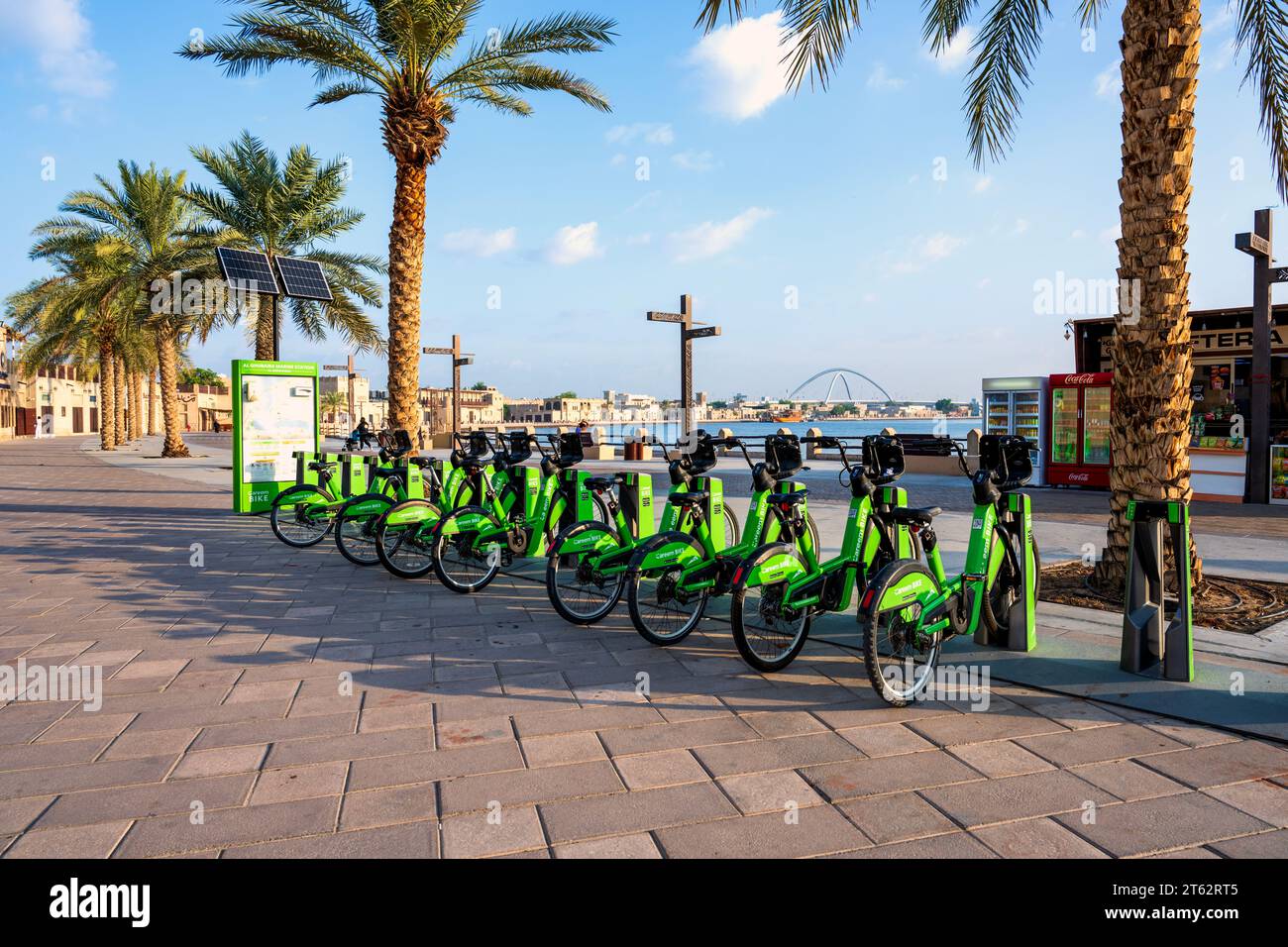 Station de recharge pour vélos électriques dans les rues de Dubaï Banque D'Images