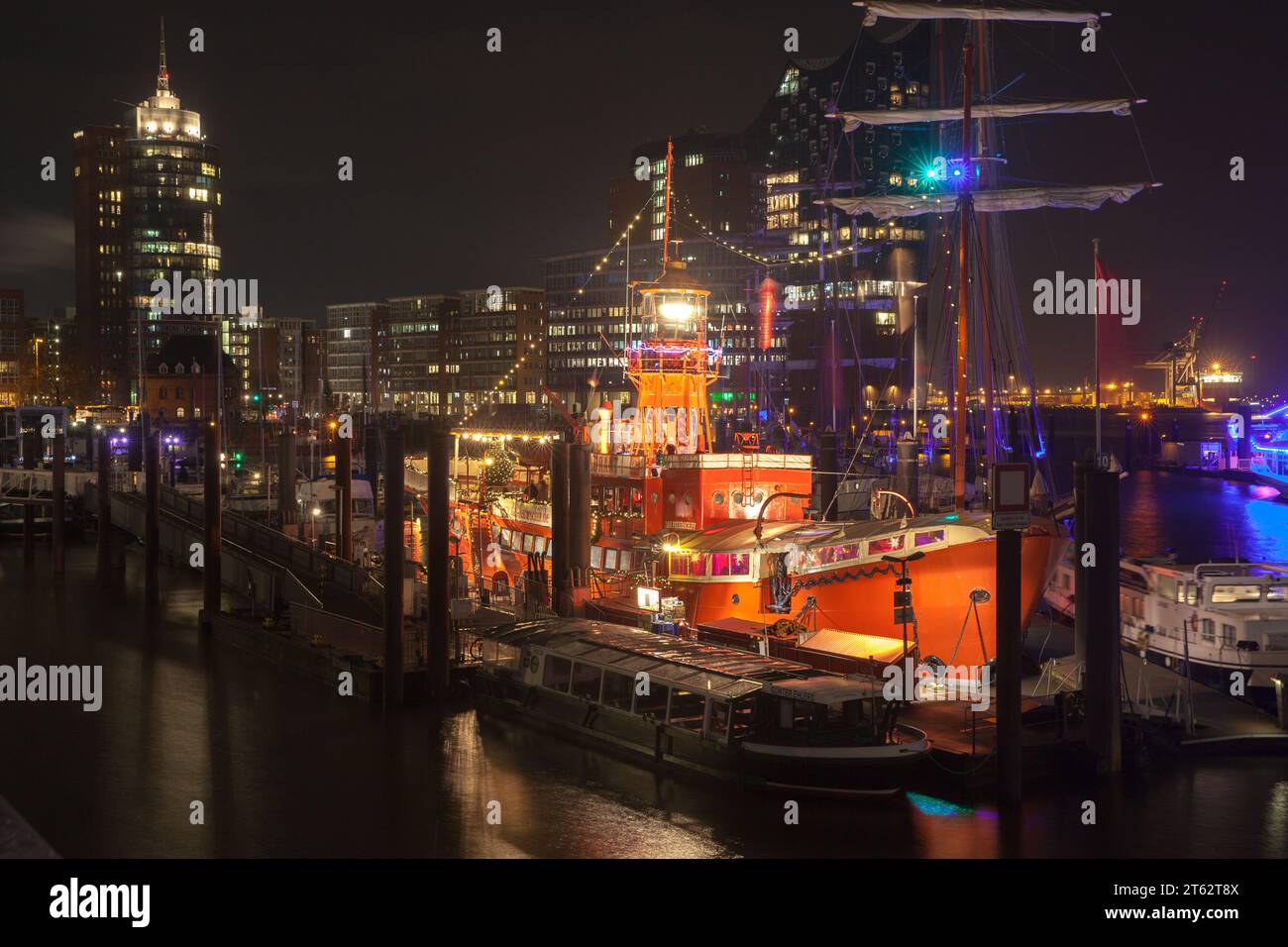 Hambourg, Allemagne - 29 novembre 2018 : vue nocturne du port de Hambourg avec des navires illuminés et des restaurants flottants Banque D'Images