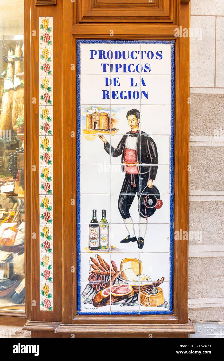 Panneau en céramique à l'extérieur productos Tipicos de la Region (aliments typiques de la région) boutique, Calle Comercio, Tolède, Castilla–la Mancha, Royaume d'Espagne Banque D'Images