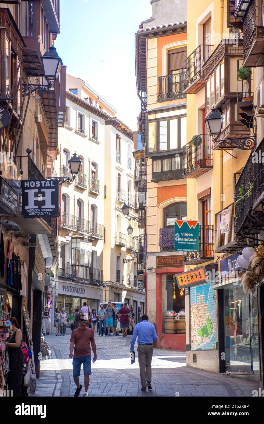Scène de rue, Calle Comercio, Tolède, Castilla–la Mancha, Royaume d'Espagne Banque D'Images