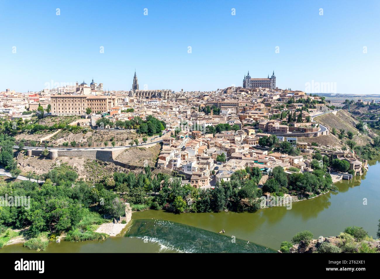 Vue sur la vieille ville sur le Tage, Tolède, Castilla–la Mancha, Royaume d'Espagne Banque D'Images