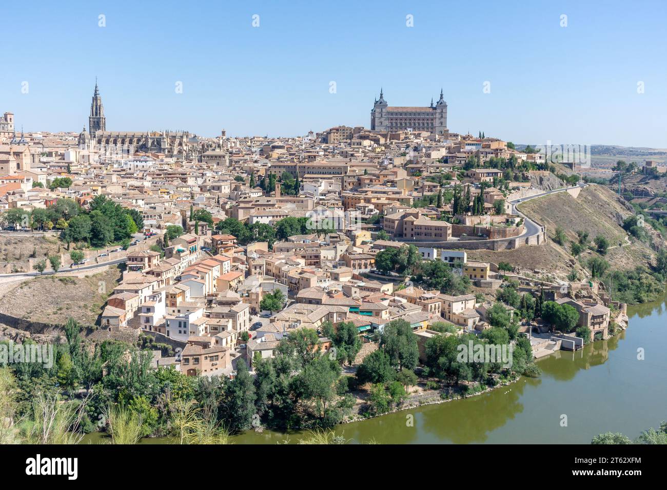 Vue sur la vieille ville sur le Tage, Tolède, Castilla–la Mancha, Royaume d'Espagne Banque D'Images