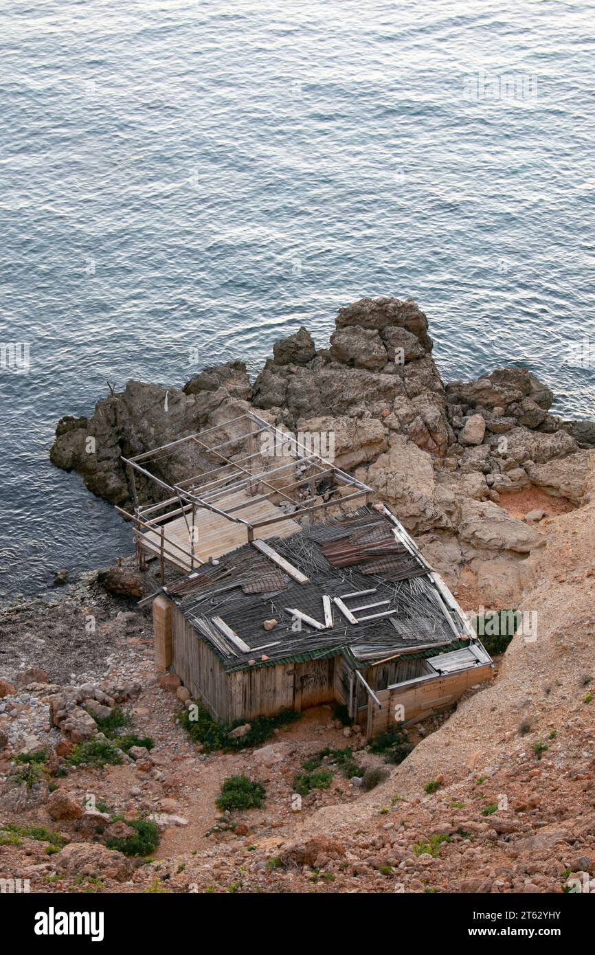 Maison de pêcheur sur la côte d'Ibiza face à la mer. Banque D'Images