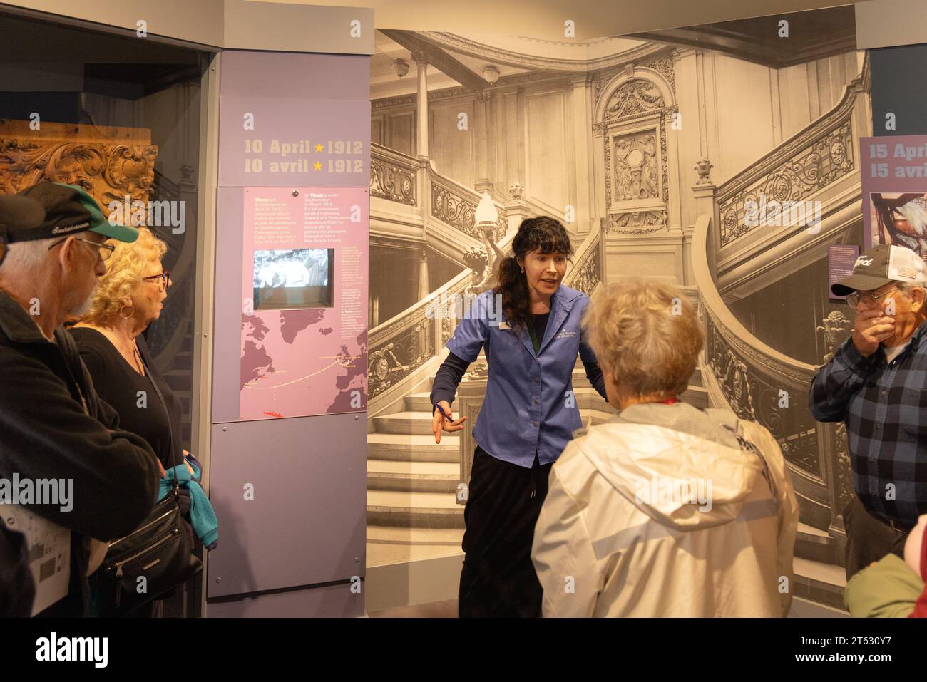 Visite du Titanic Museum - un guide parlant aux visiteurs du naufrage du Titanic ; Musée maritime de l'Atlantique, Halifax, Canada Banque D'Images