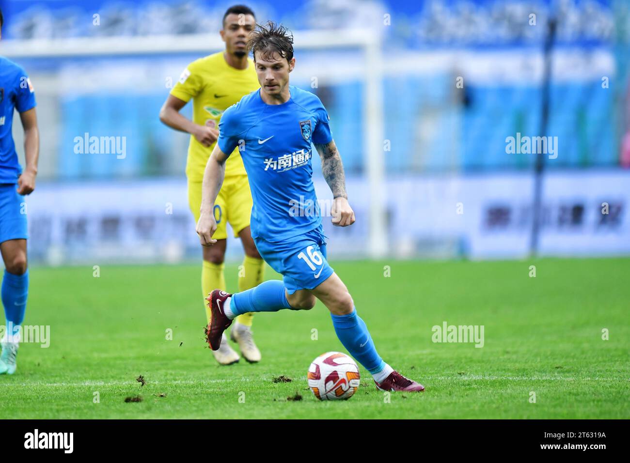 Tianjin Jinmen Tiger football Club a battu le Nantong Zhiyun football Club avec 2-1 au trentième tour de la Super League chinoise (CSL) 2023 à Nan Banque D'Images