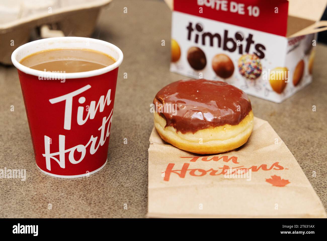 Café Tim Hortons, café et nourriture. Un café-restaurant canadien. Tasse à café, Timbits et beignet gros plan ; Halifax Nouvelle-Écosse Canada. Banque D'Images